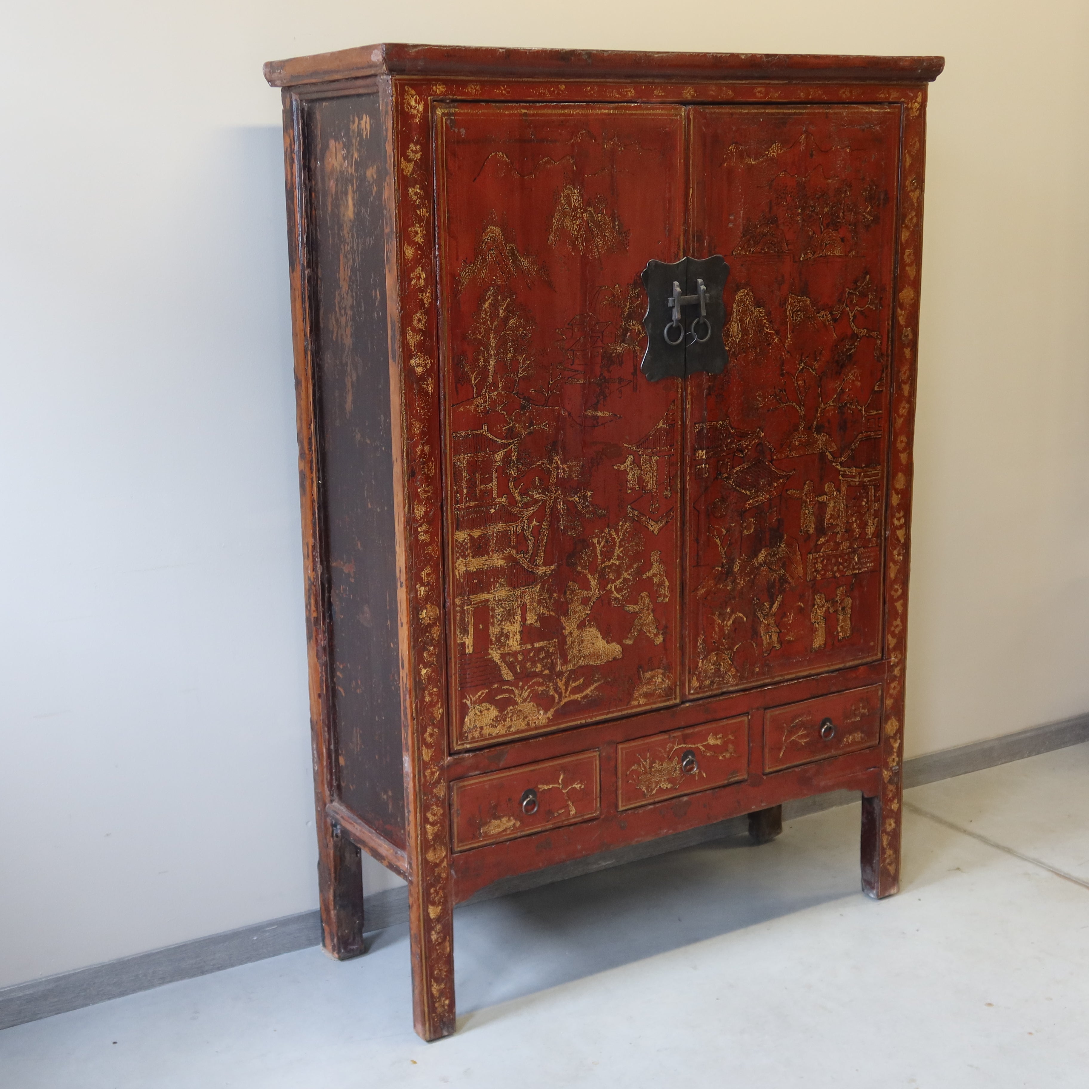 ARMADIO SHANXI ROSSO CON DECORI DORATI