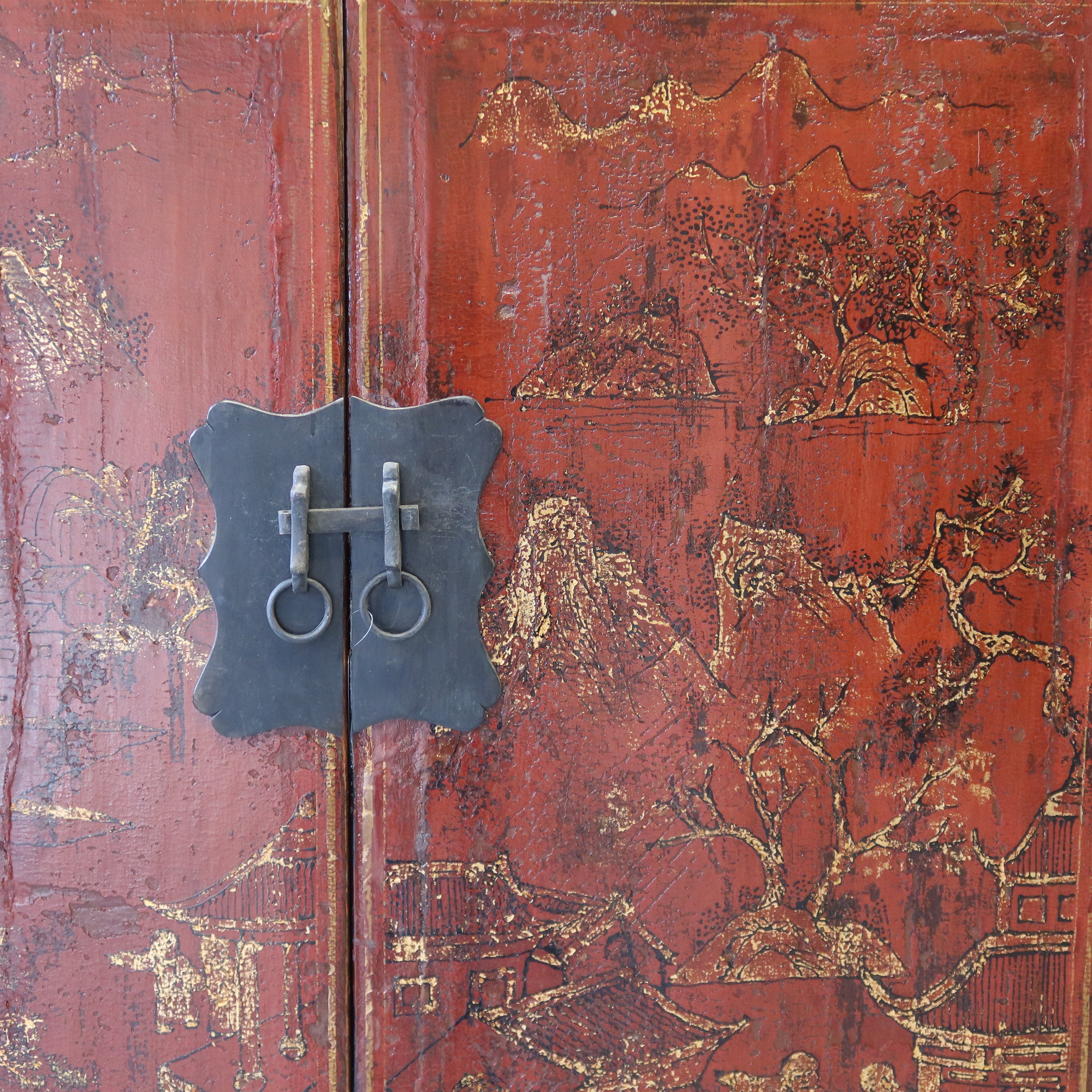 ARMADIO SHANXI ROSSO CON DECORI DORATI