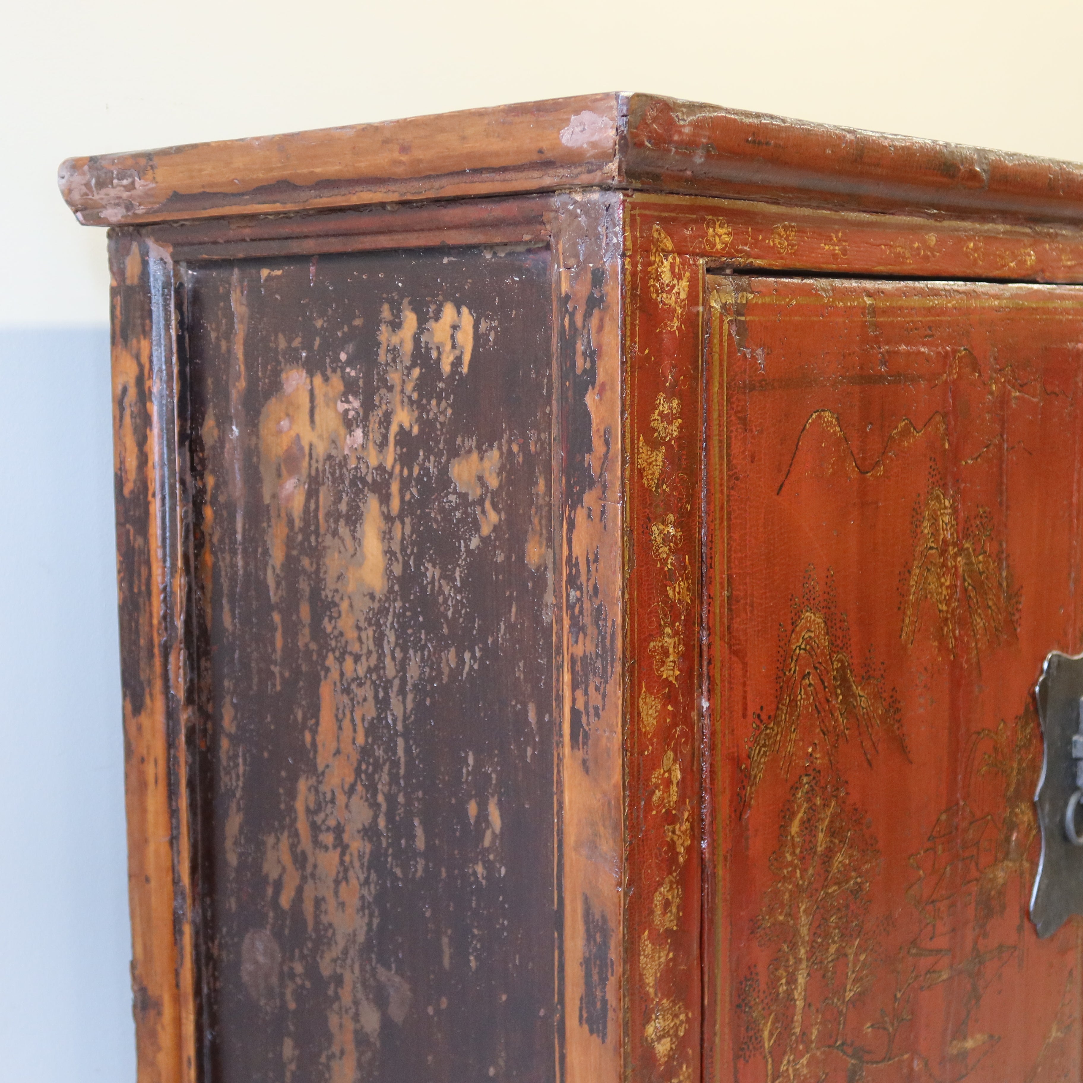 ARMADIO SHANXI ROSSO CON DECORI DORATI