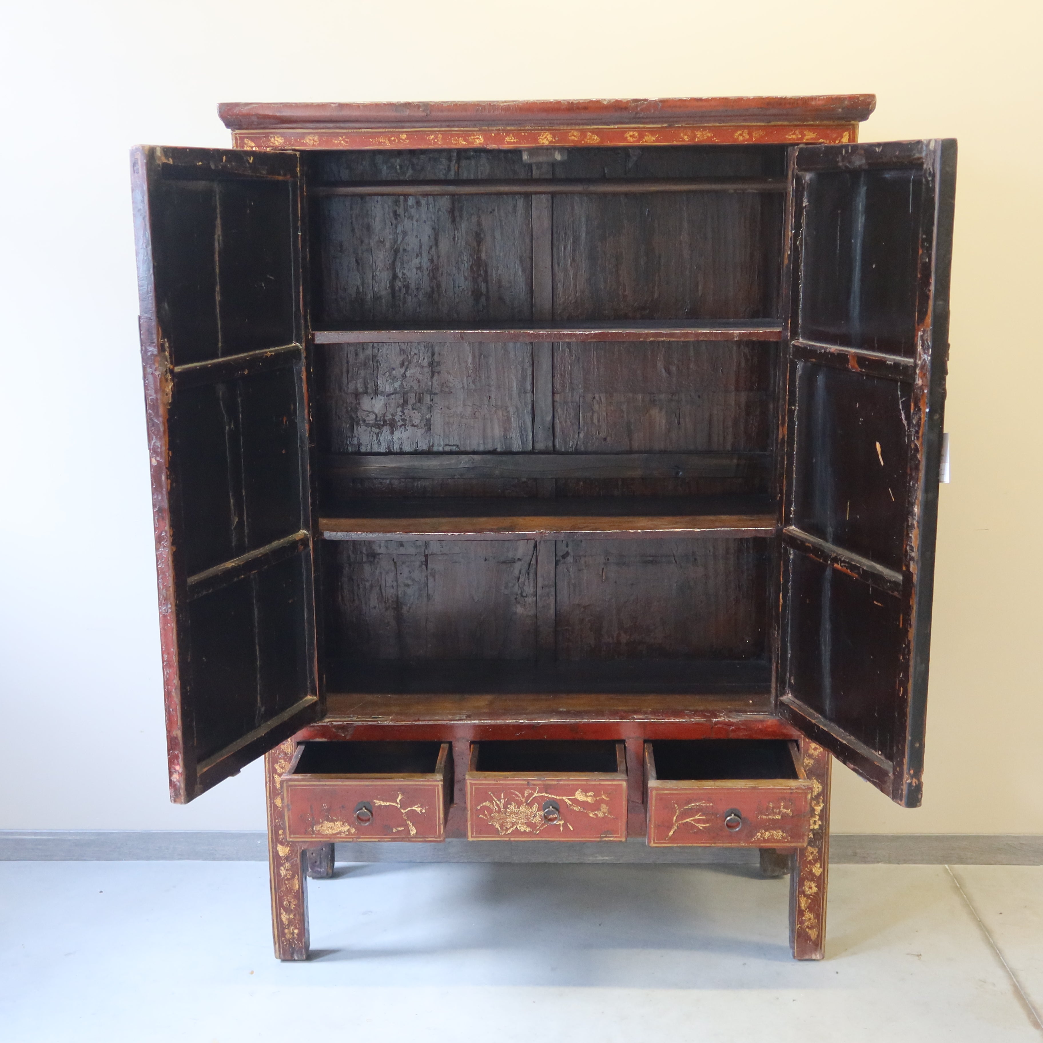 ARMADIO SHANXI ROSSO CON DECORI DORATI