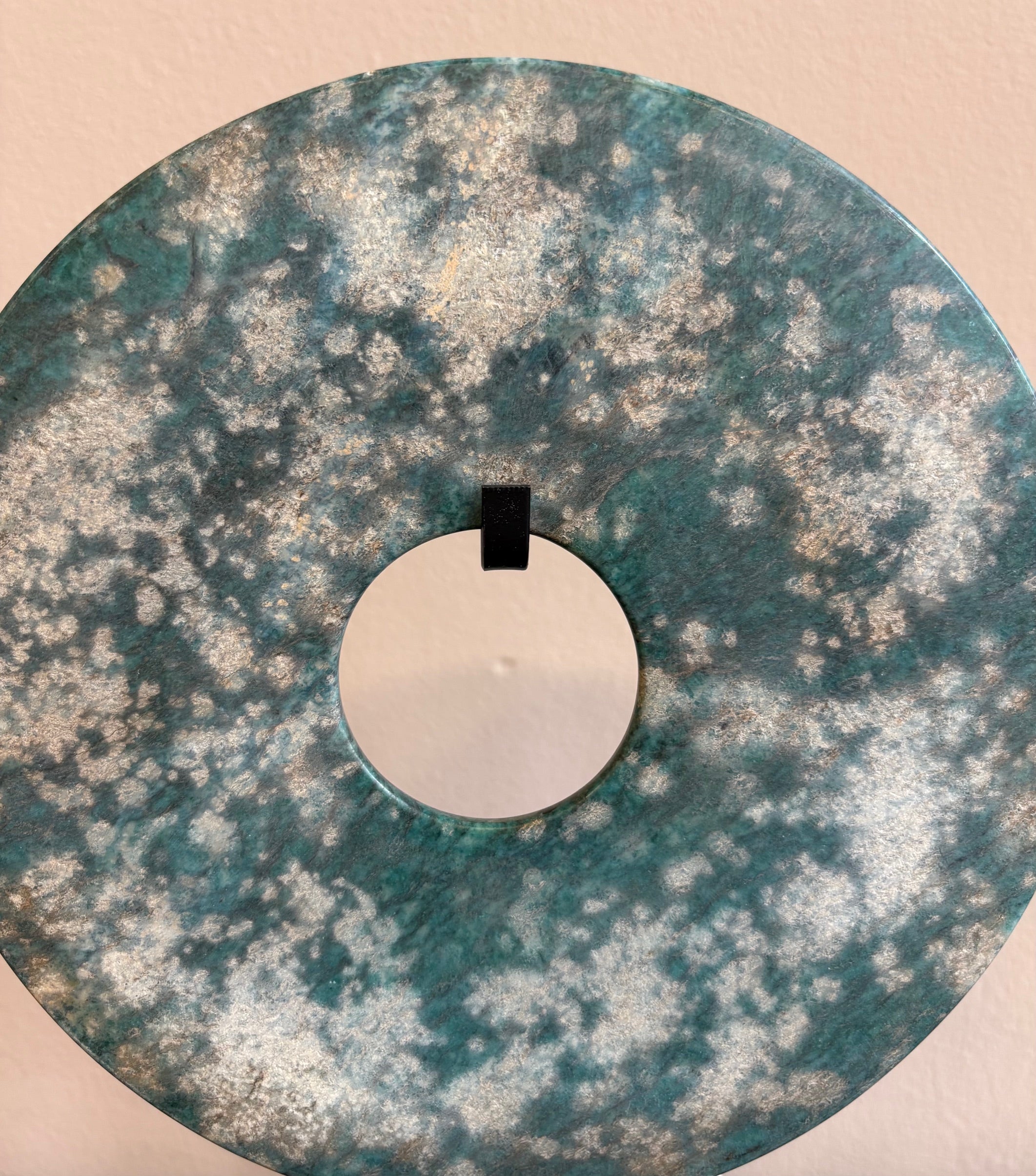 DISCO IN PIETRA LEVIGATA CON PIEDESTALLO