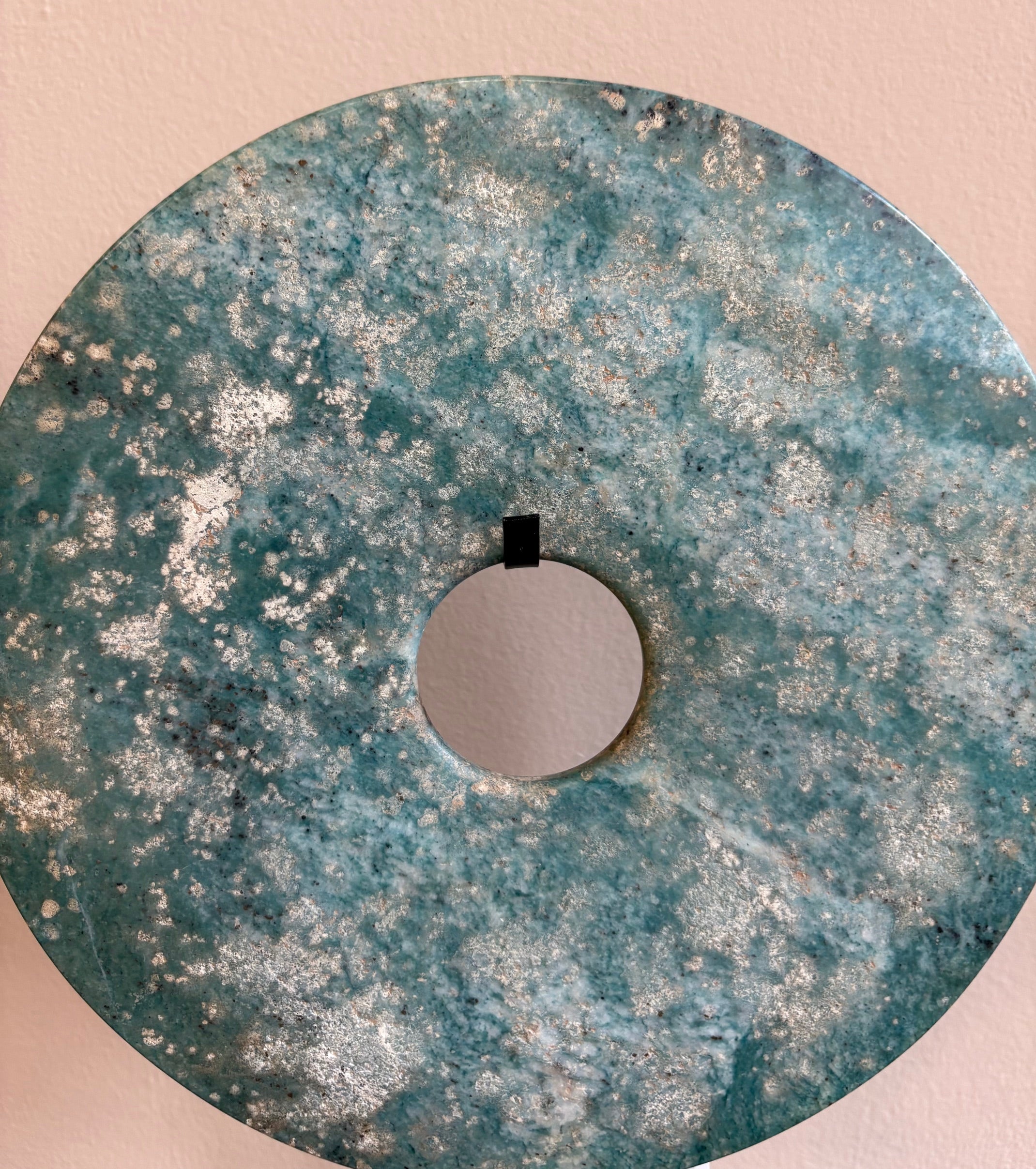 DISCO ORNAMENTALE LEVIGATO SU PIEDESTALLO