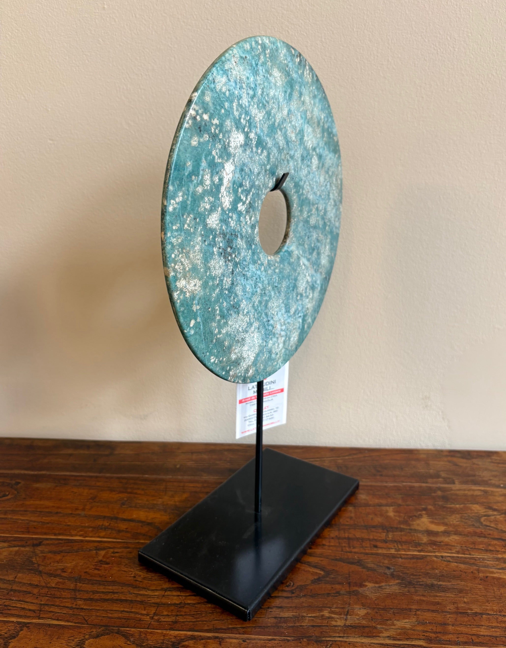 DISCO ORNAMENTALE LEVIGATO SU PIEDESTALLO