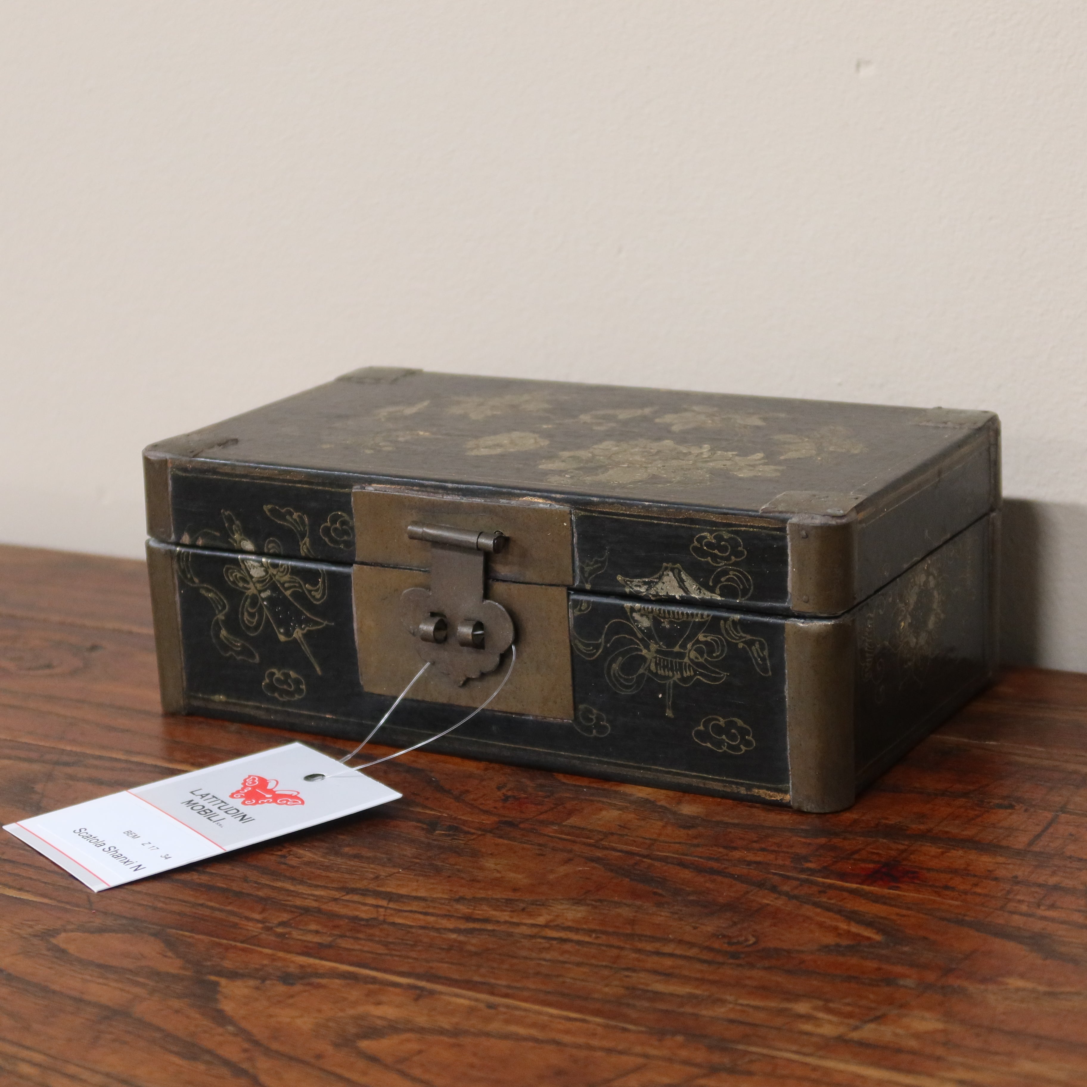 SCATOLA CINESE NERA CON DECORI DORATI