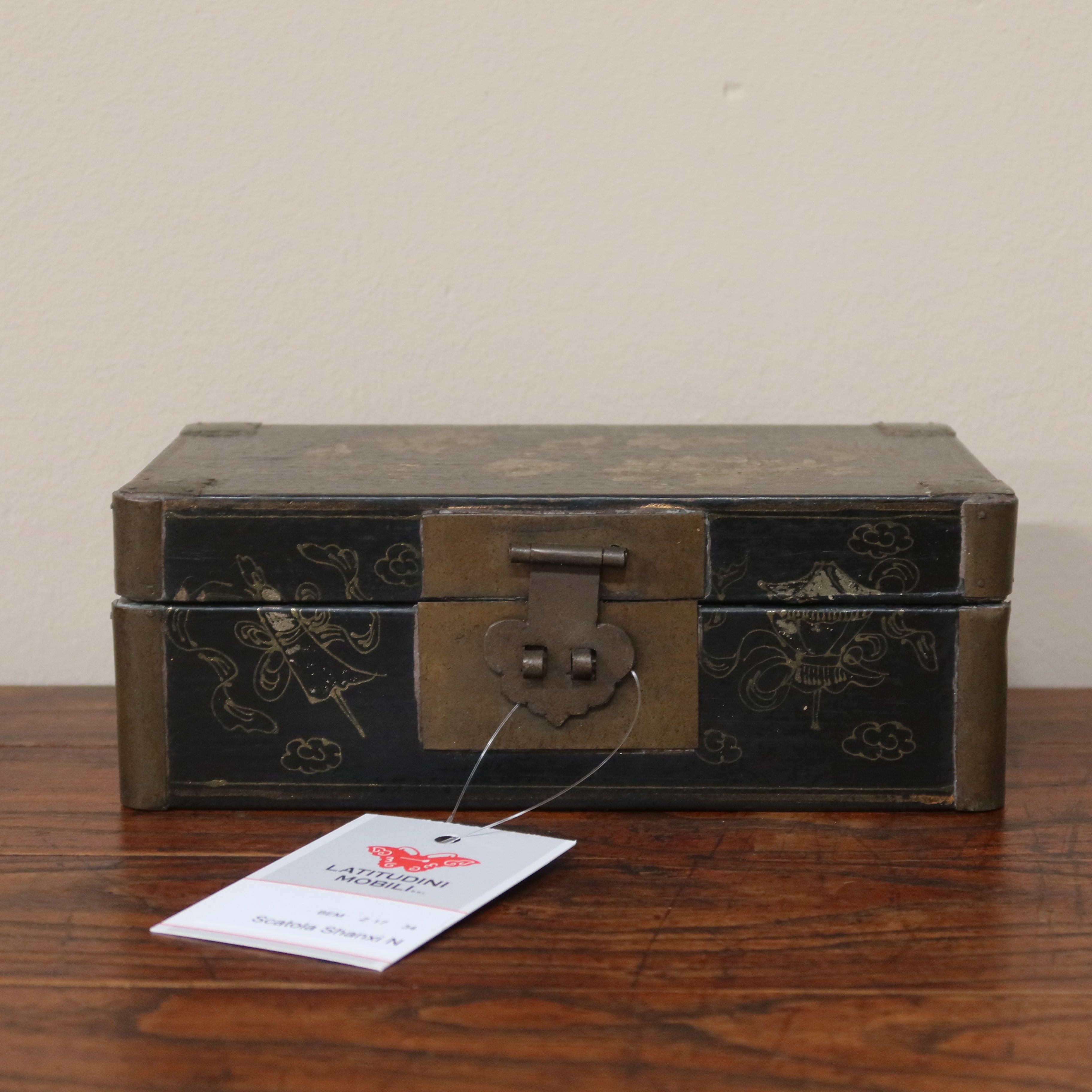 SCATOLA CINESE NERA CON DECORI DORATI