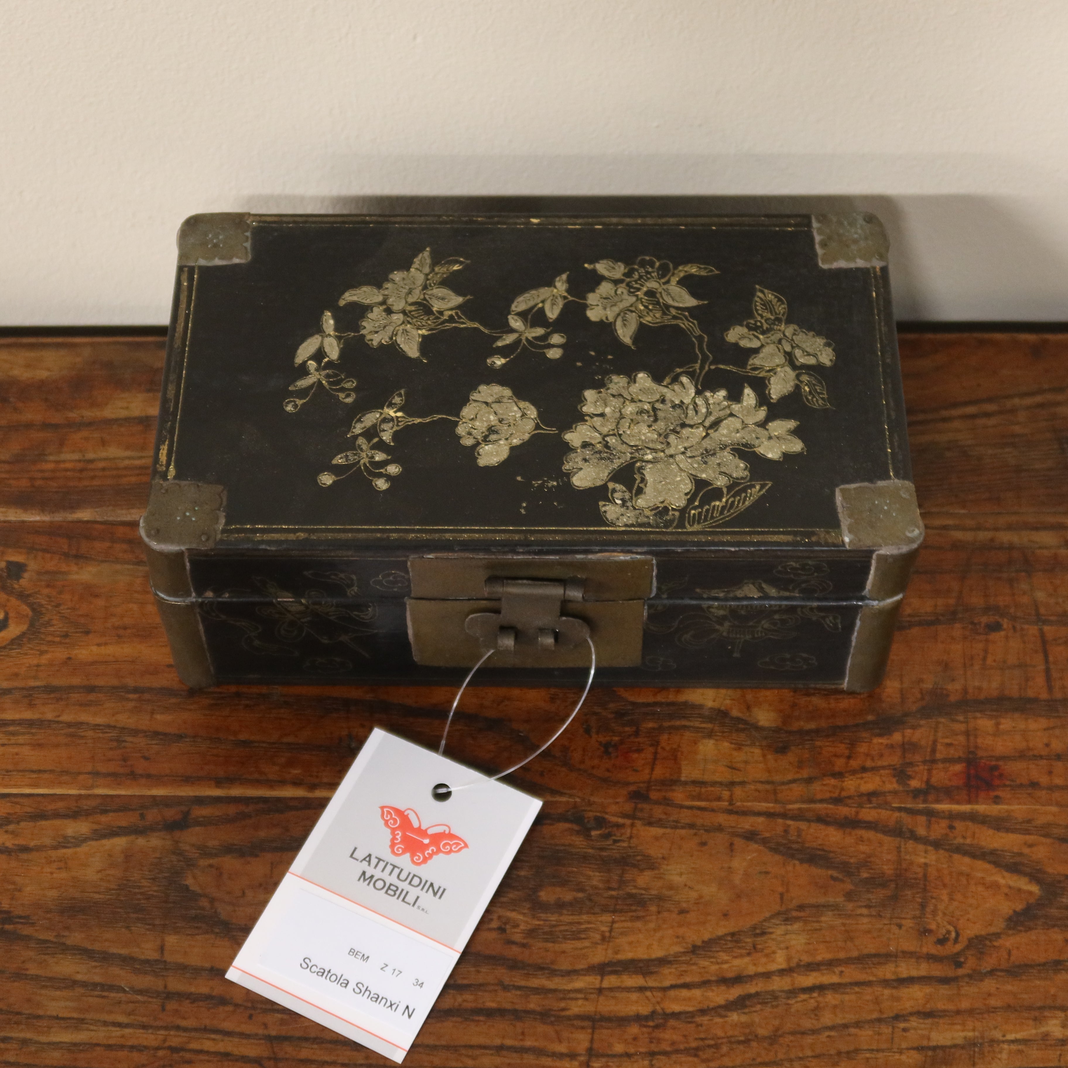 SCATOLA CINESE NERA CON DECORI DORATI