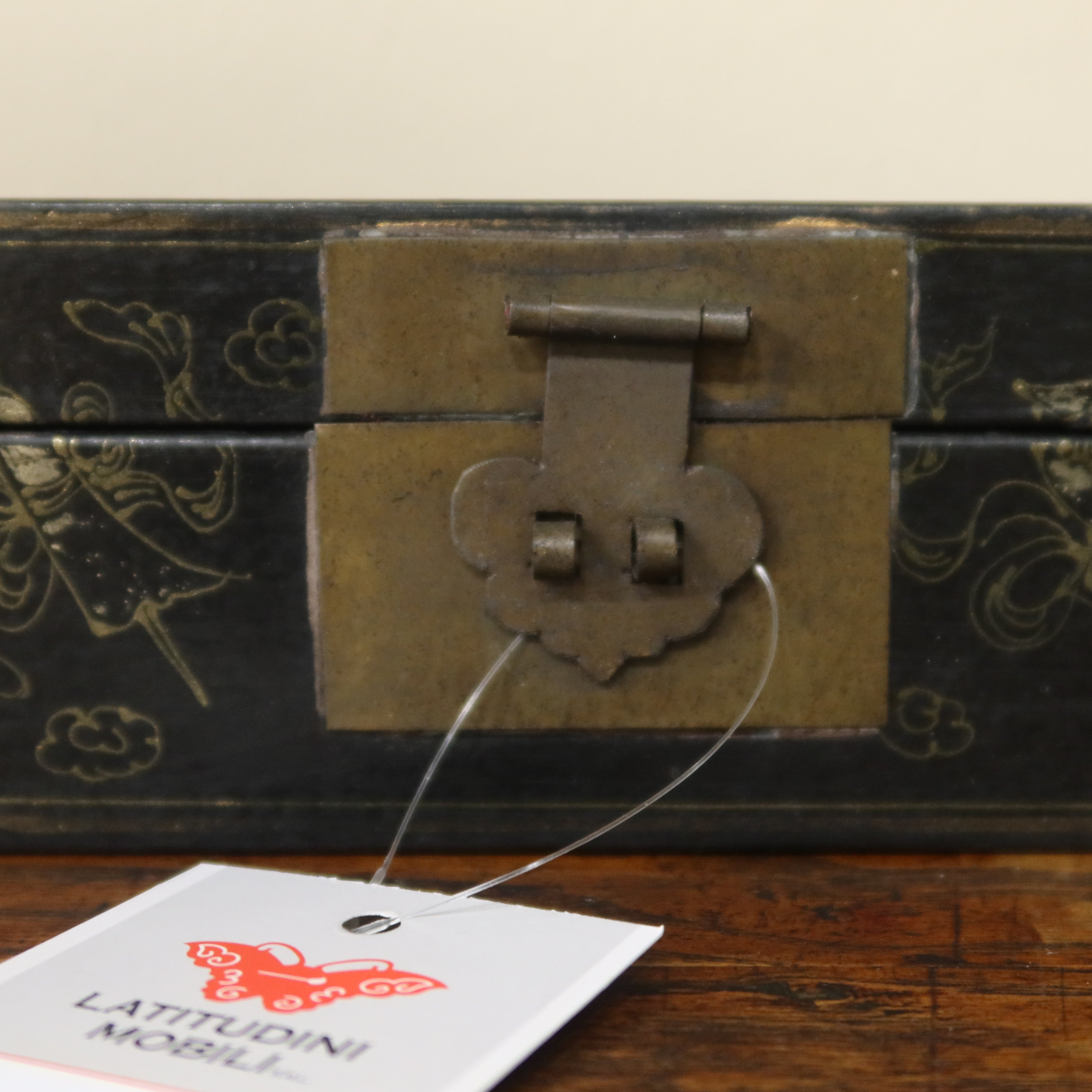 SCATOLA CINESE NERA CON DECORI DORATI