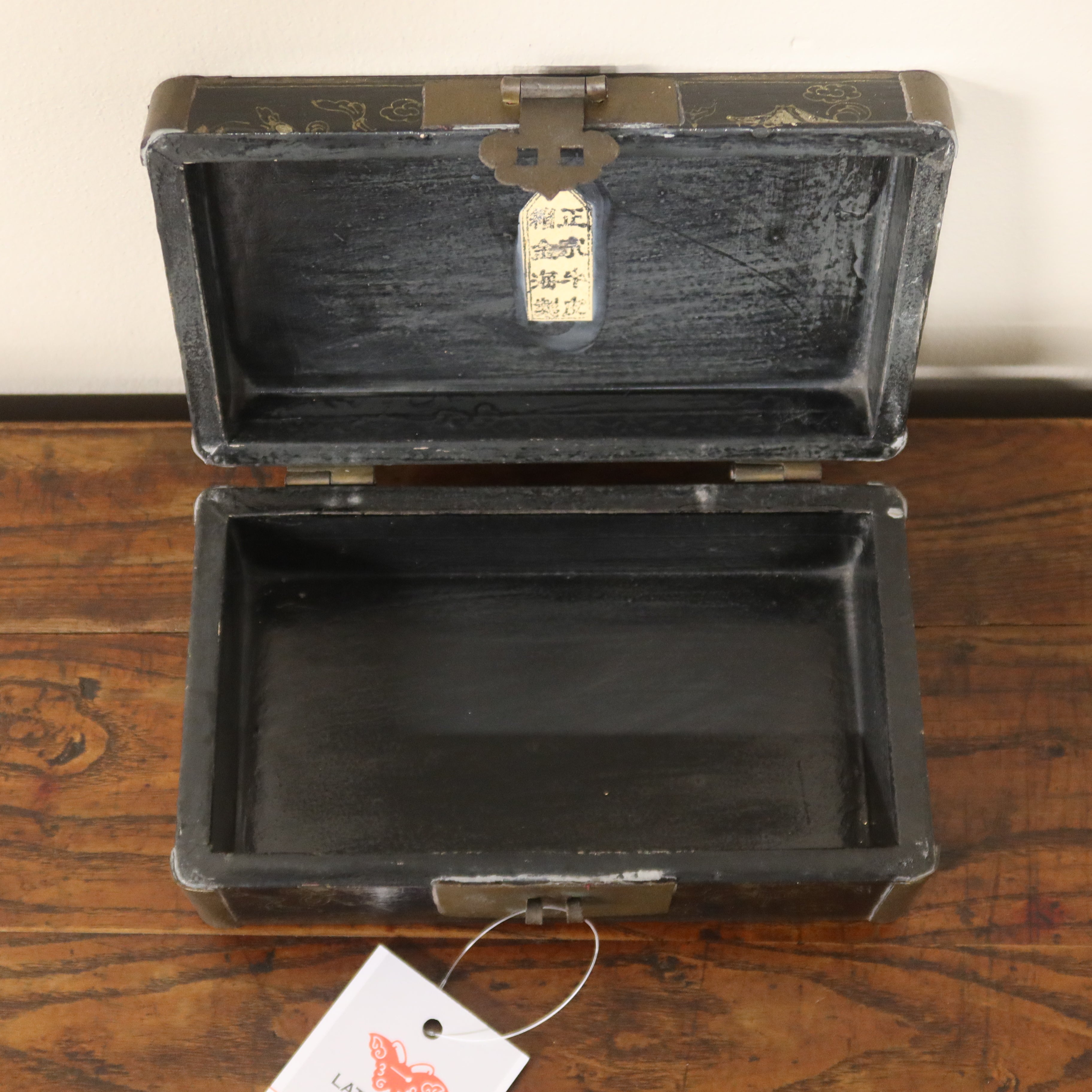 SCATOLA CINESE NERA CON DECORI DORATI