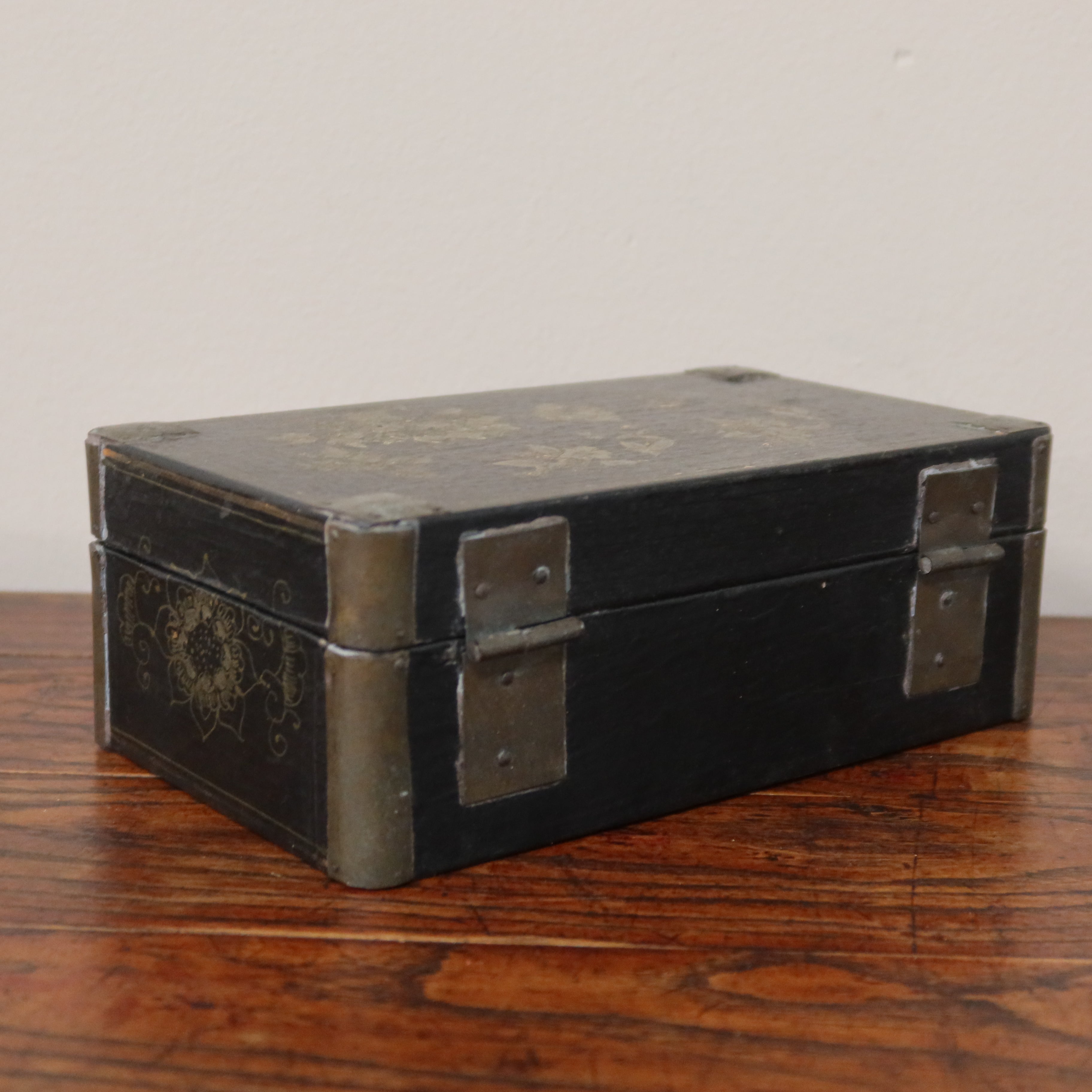 SCATOLA CINESE NERA CON DECORI DORATI