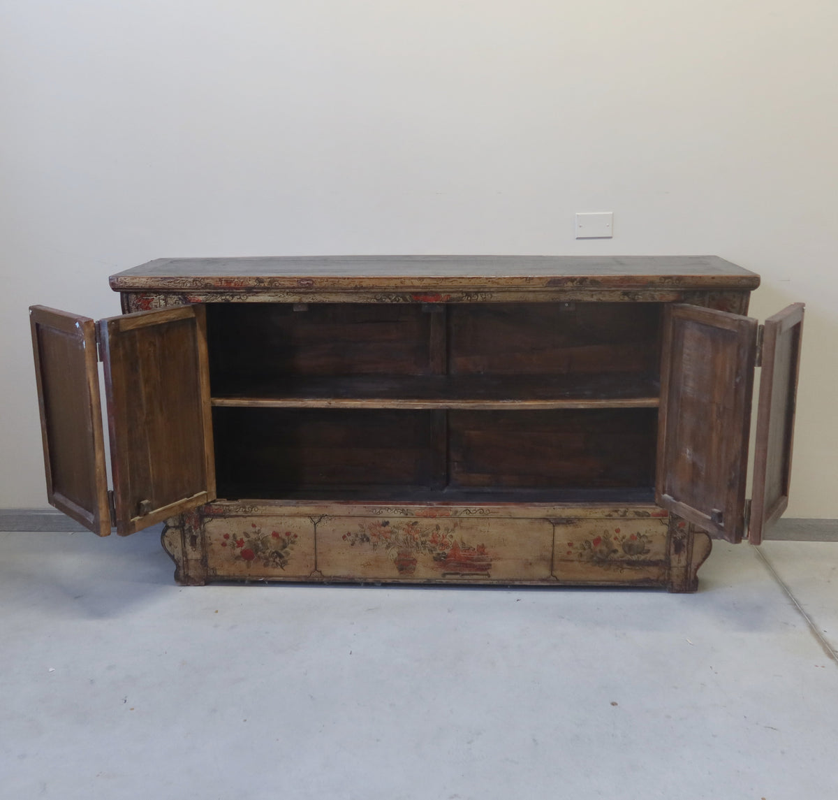 CREDENZA GANZU AD ALTARE ALI INTAGLIATE