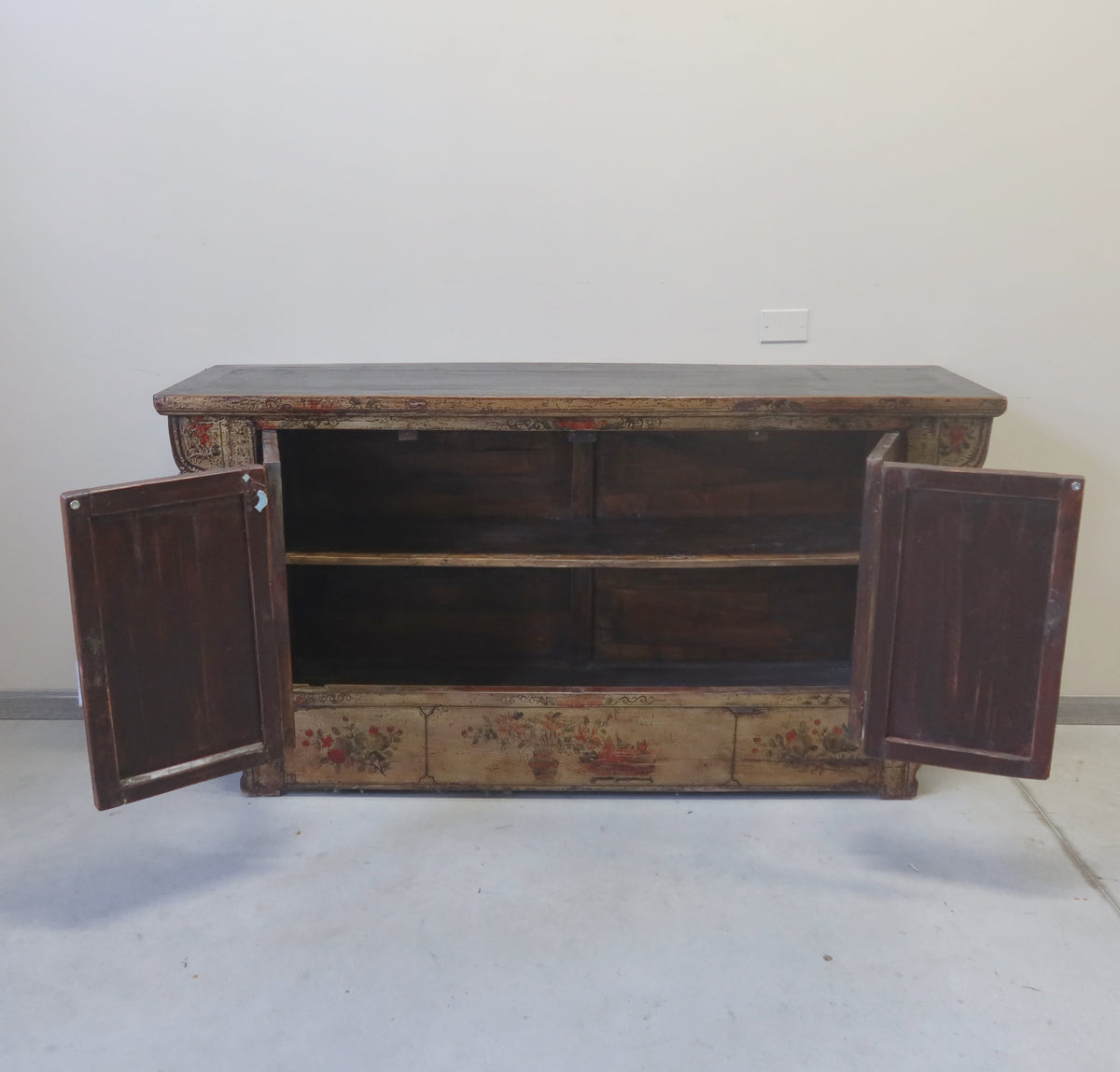 CREDENZA GANZU AD ALTARE ALI INTAGLIATE