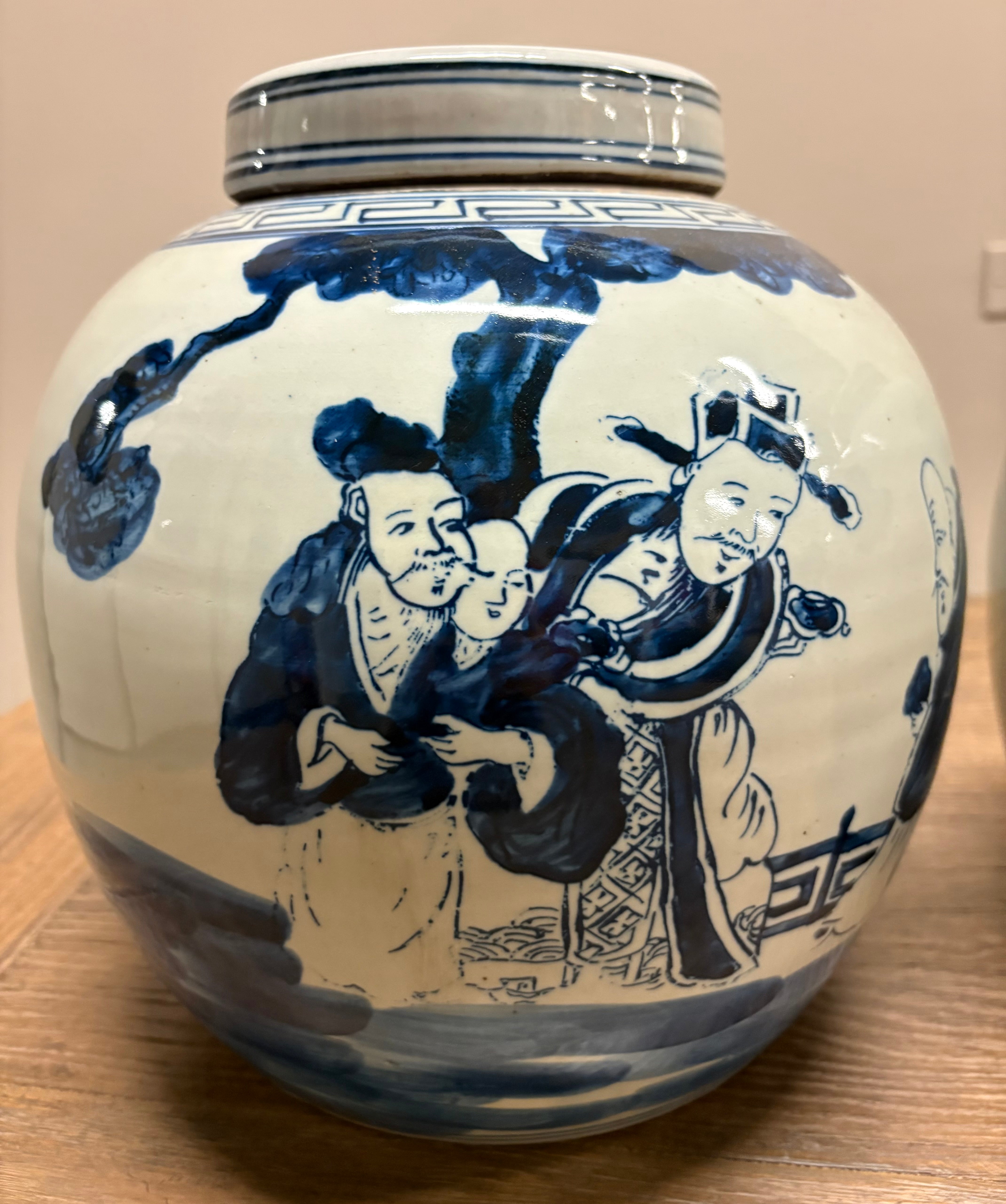 VASO STONDATO DECORATO CON COPERCHIO