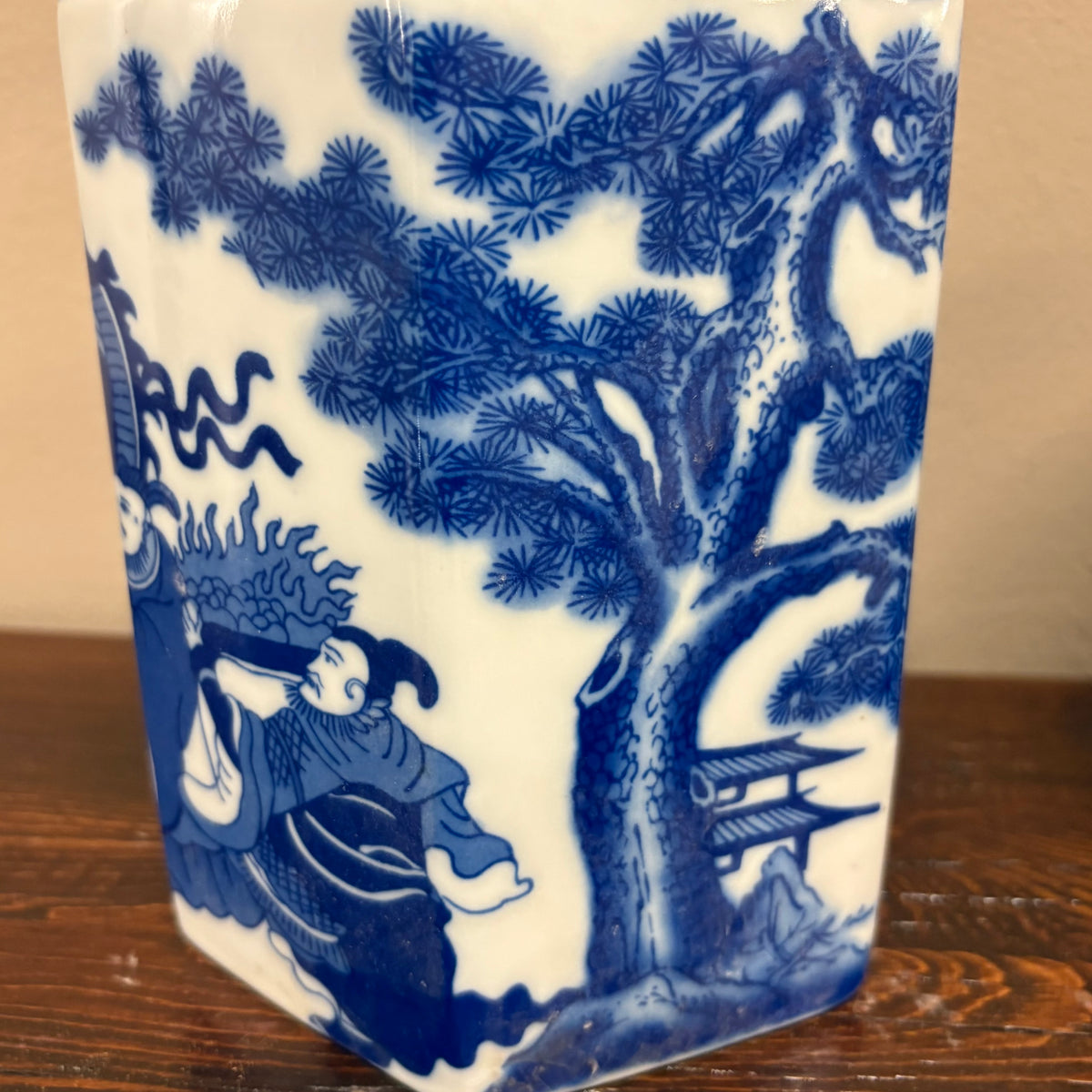 VASO A FORMA ESAGONALE IN CERAMICA DECORATA