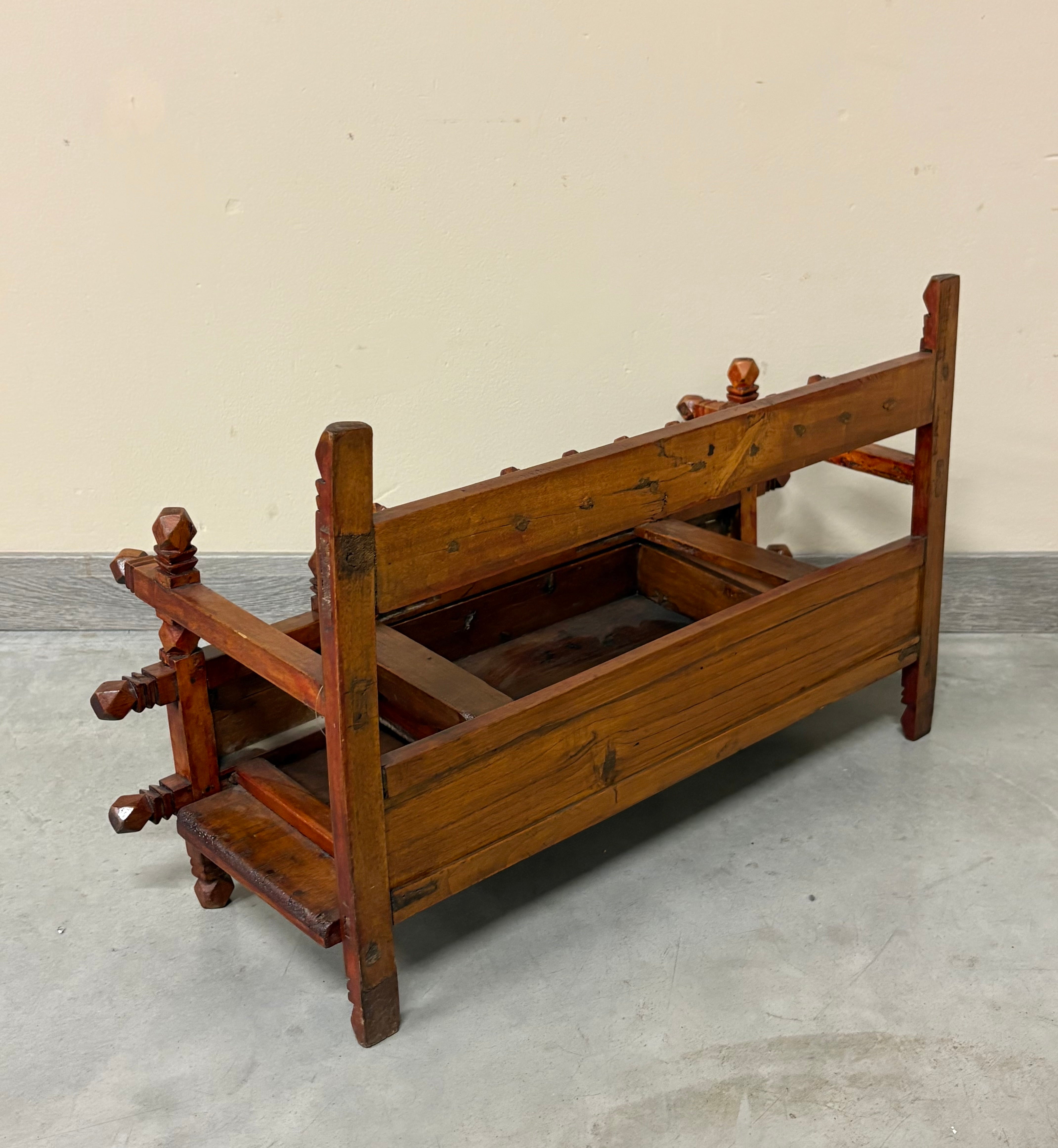 ALZATINA ORNAMENTALE IN LEGNO