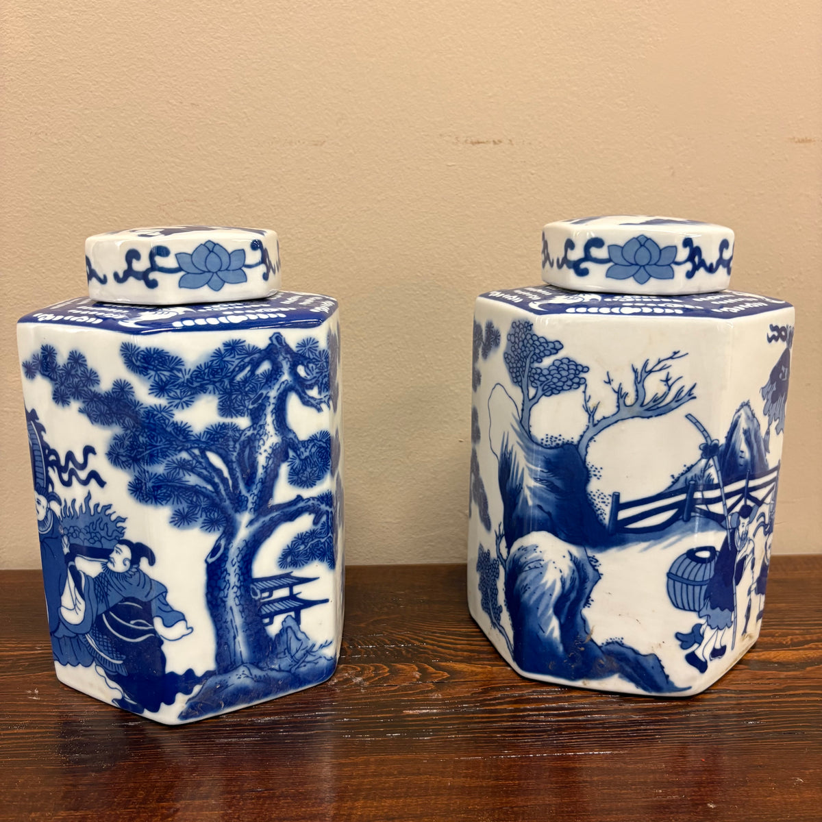 VASO A FORMA ESAGONALE IN CERAMICA DECORATA