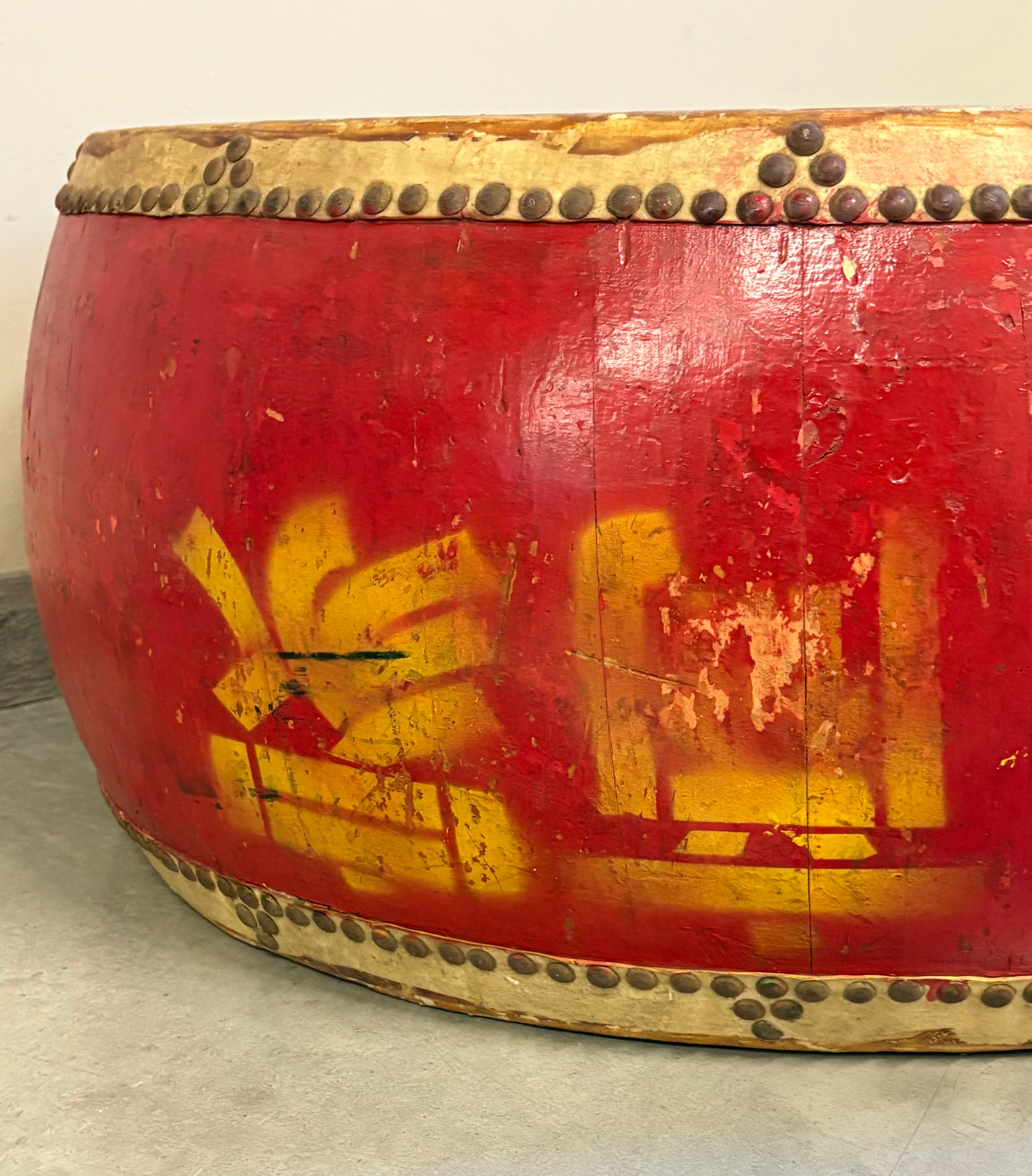 TAMBURO IN LACCA ROSSA CON IDEOGRAMMI