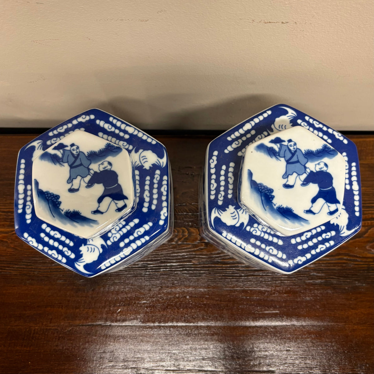 VASO A FORMA ESAGONALE IN CERAMICA DECORATA