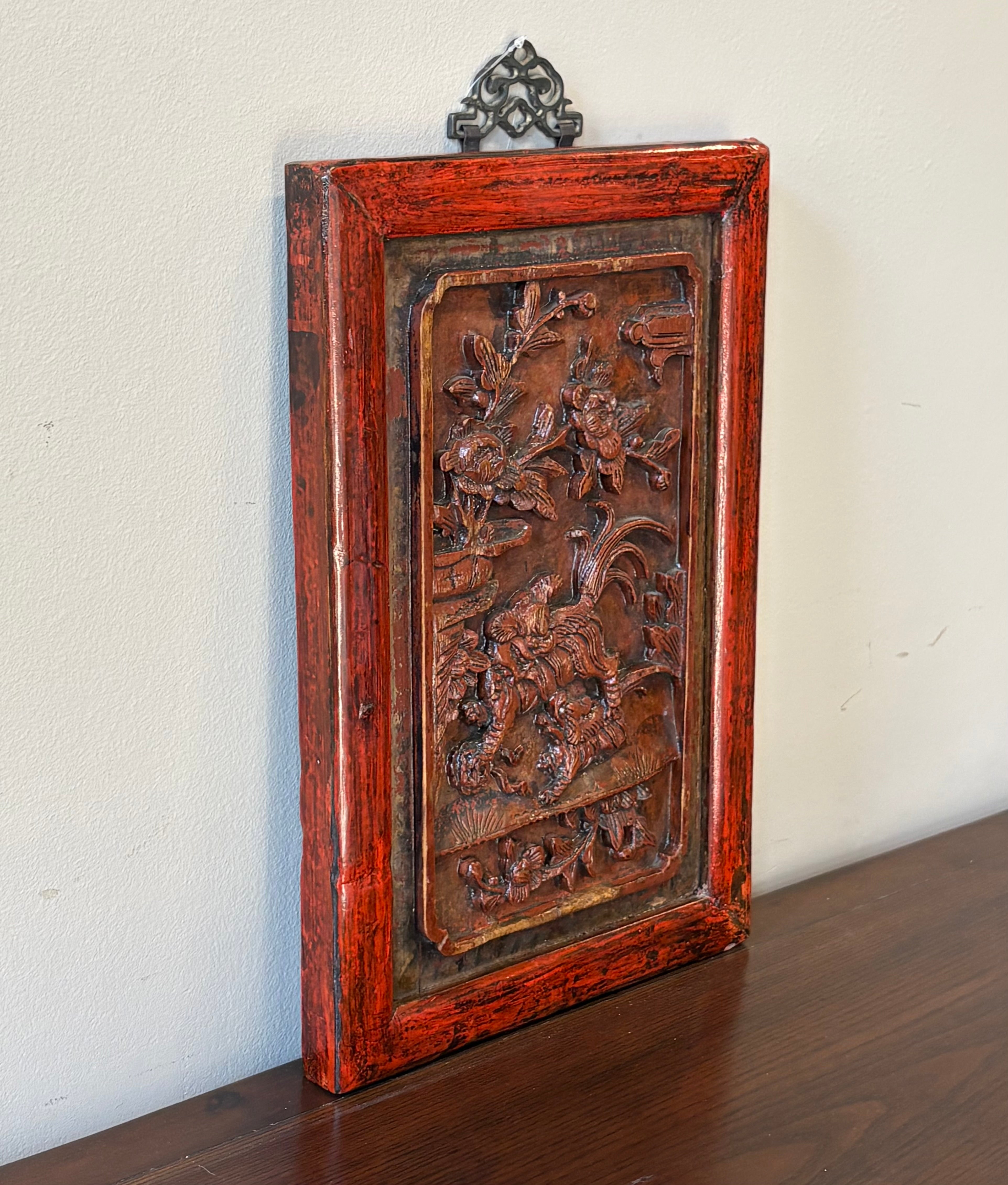 PANNELLO LIGNEO LACCATO CON INTAGLI