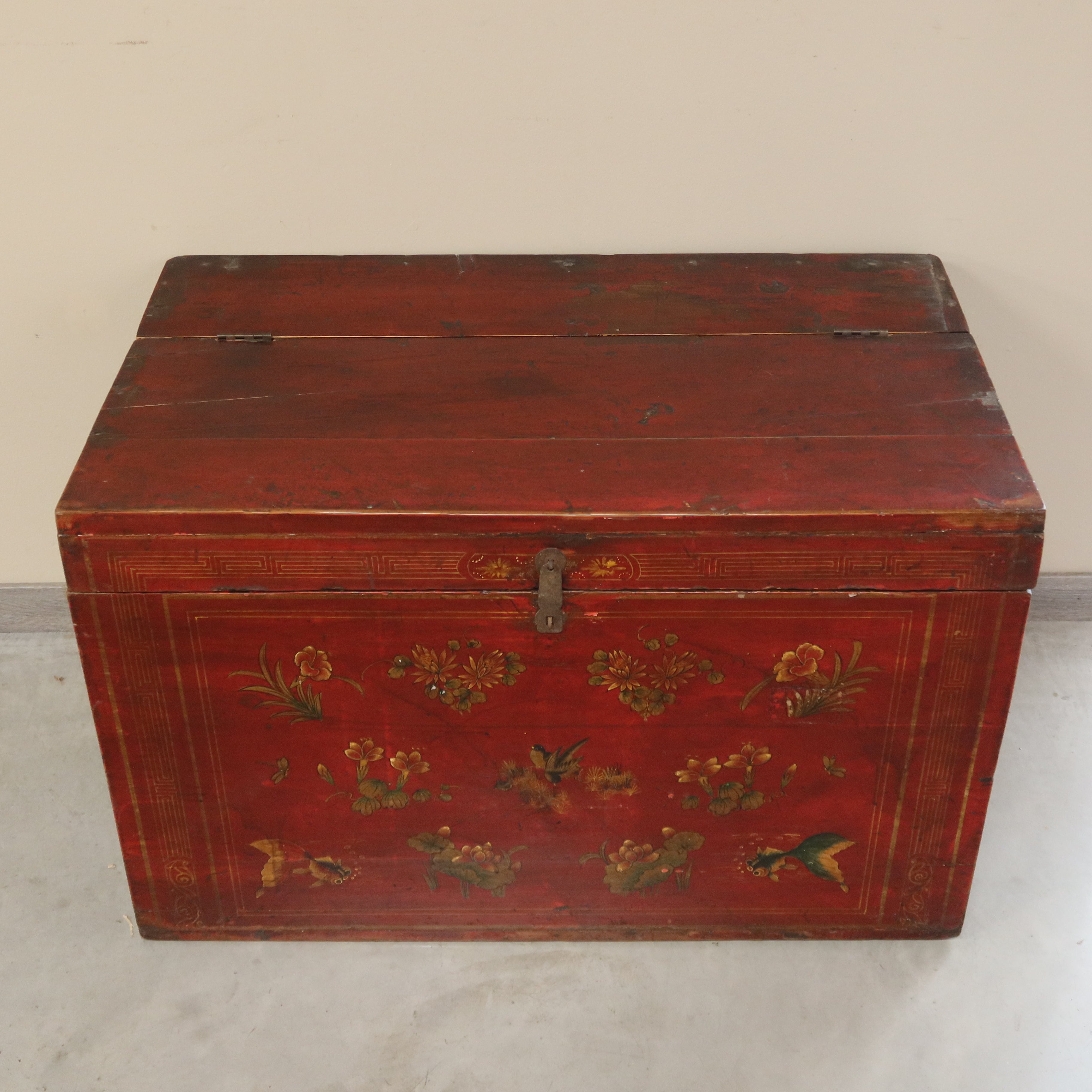 GRANDE BAULE DEL GANZU ROSSO DECORATO