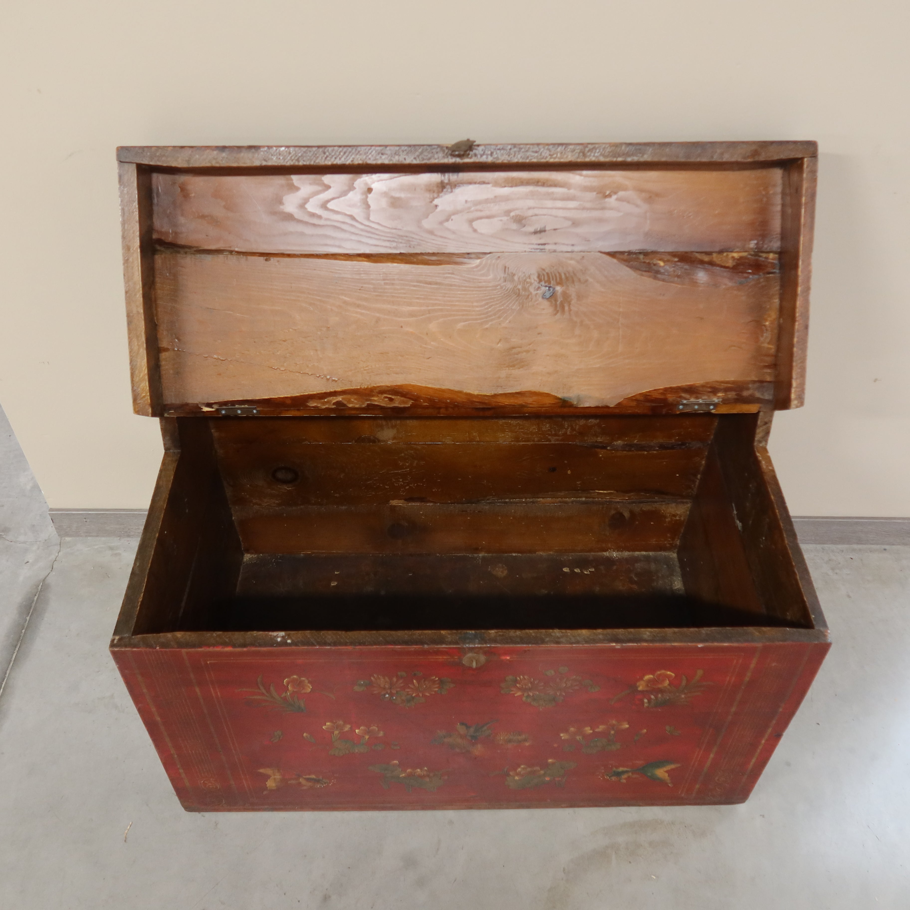 GRANDE BAULE DEL GANZU ROSSO DECORATO