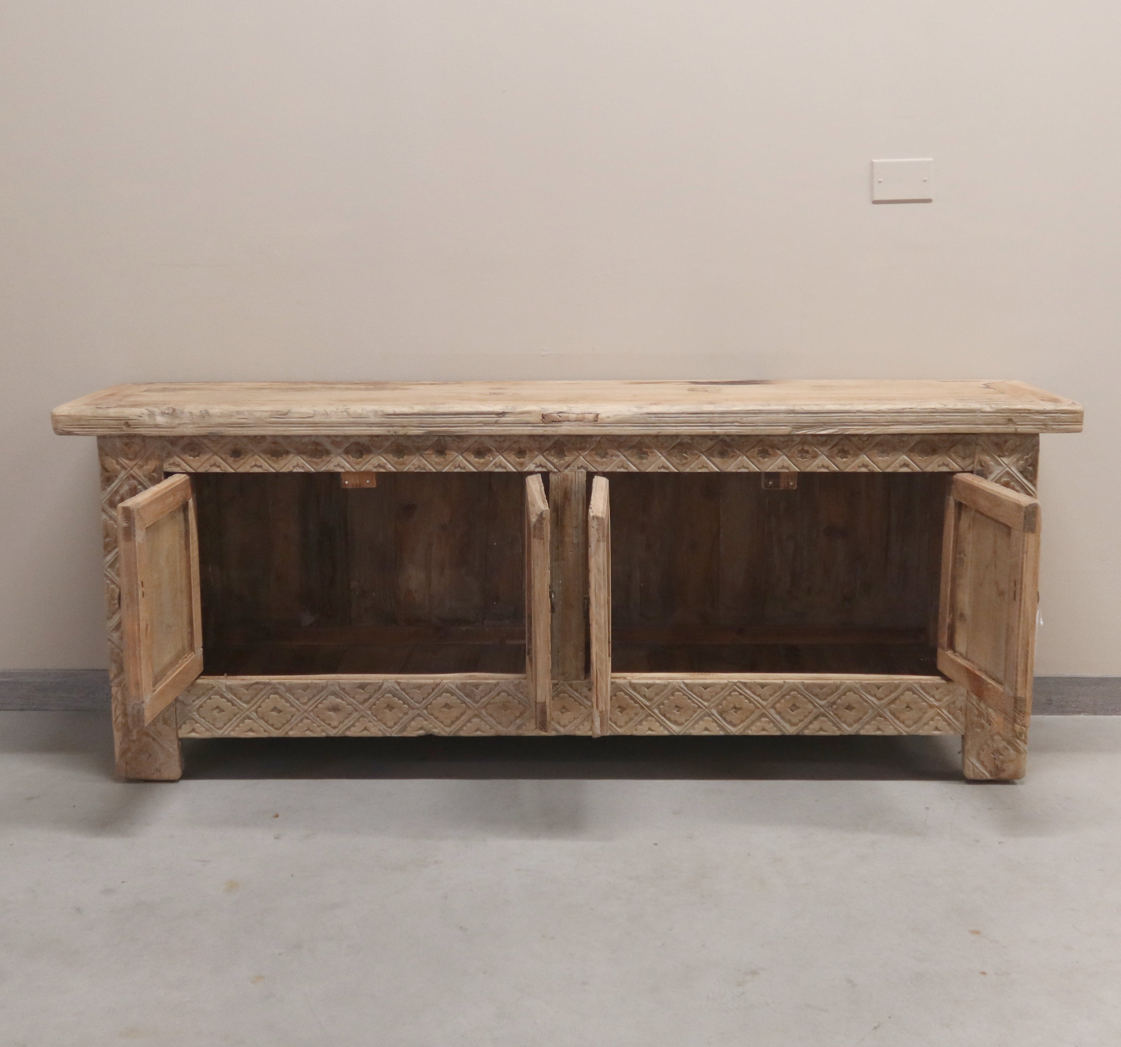 CASSAPANCA DI XINJIANG OLMO BIONDO CON INTAGLI