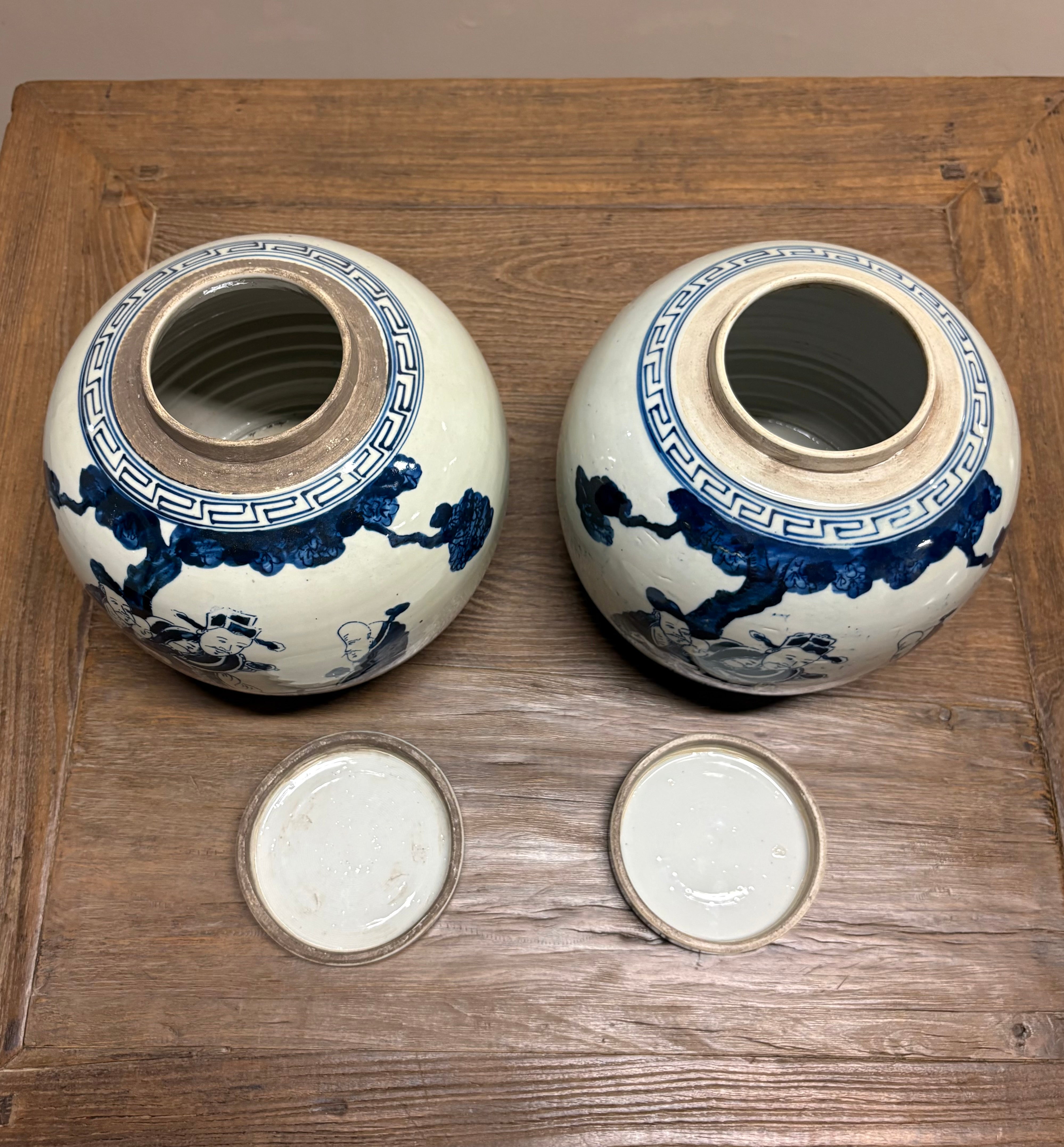 VASO STONDATO DECORATO CON COPERCHIO