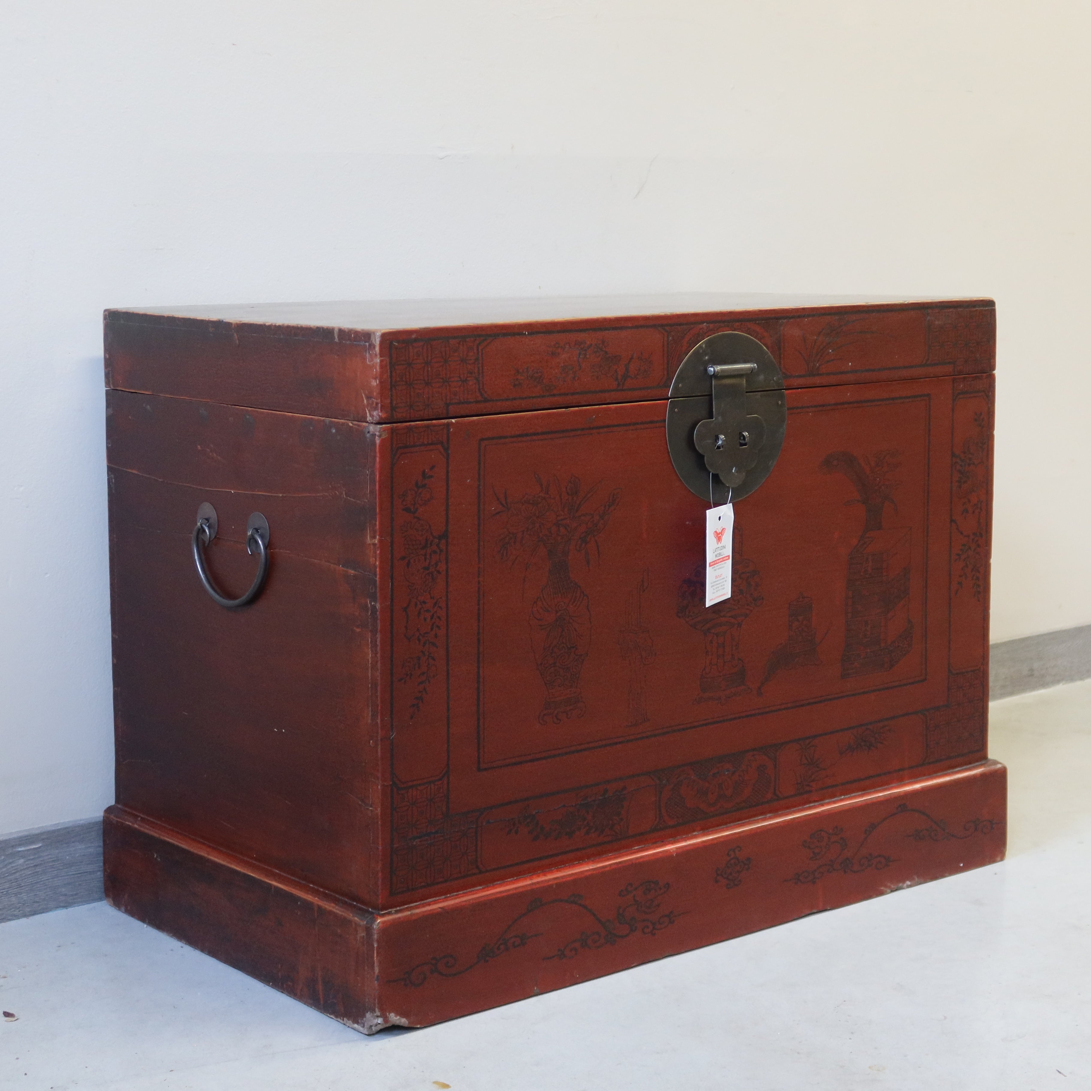 BAULE CINESE CON DECORO LIEVE