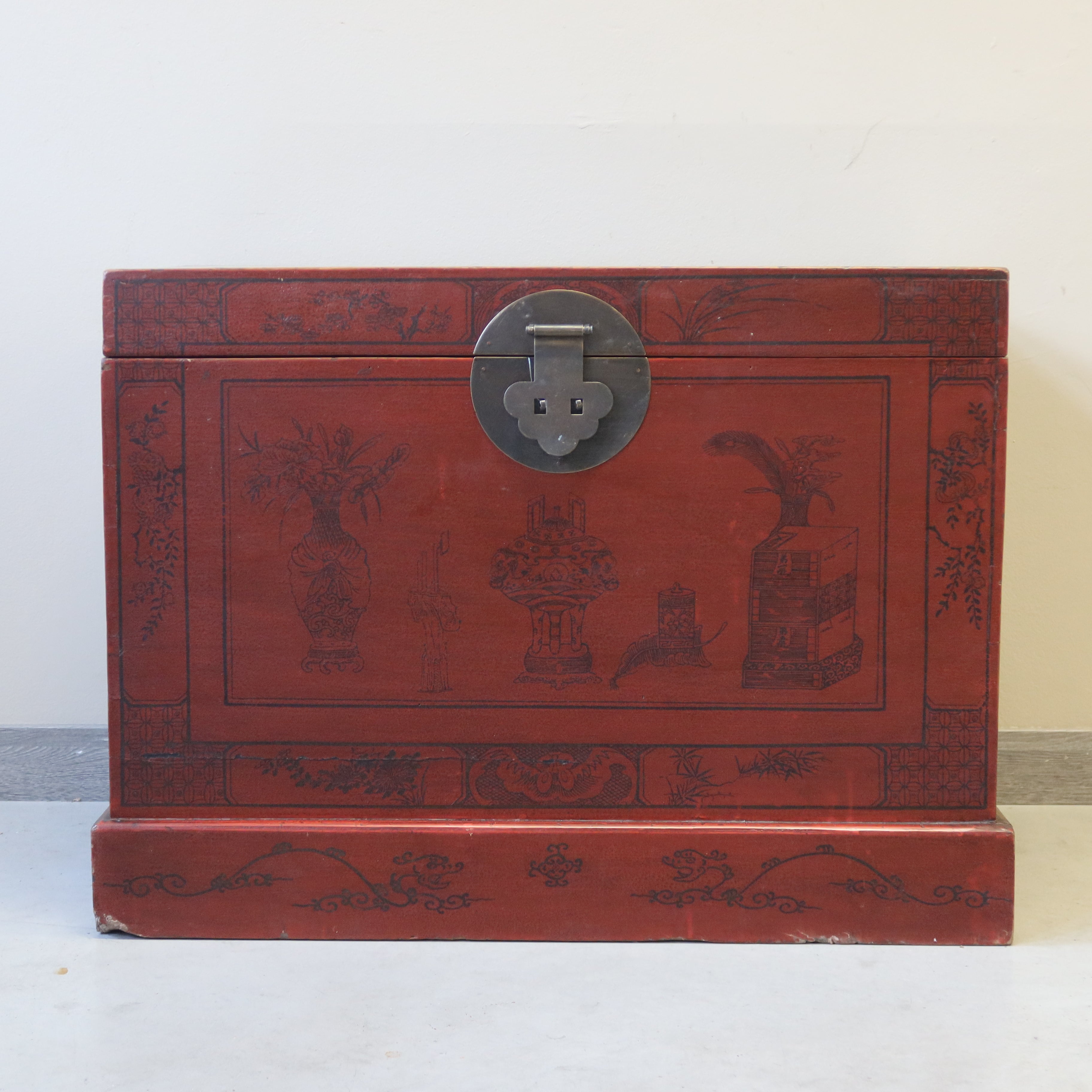 BAULE CINESE CON DECORO LIEVE