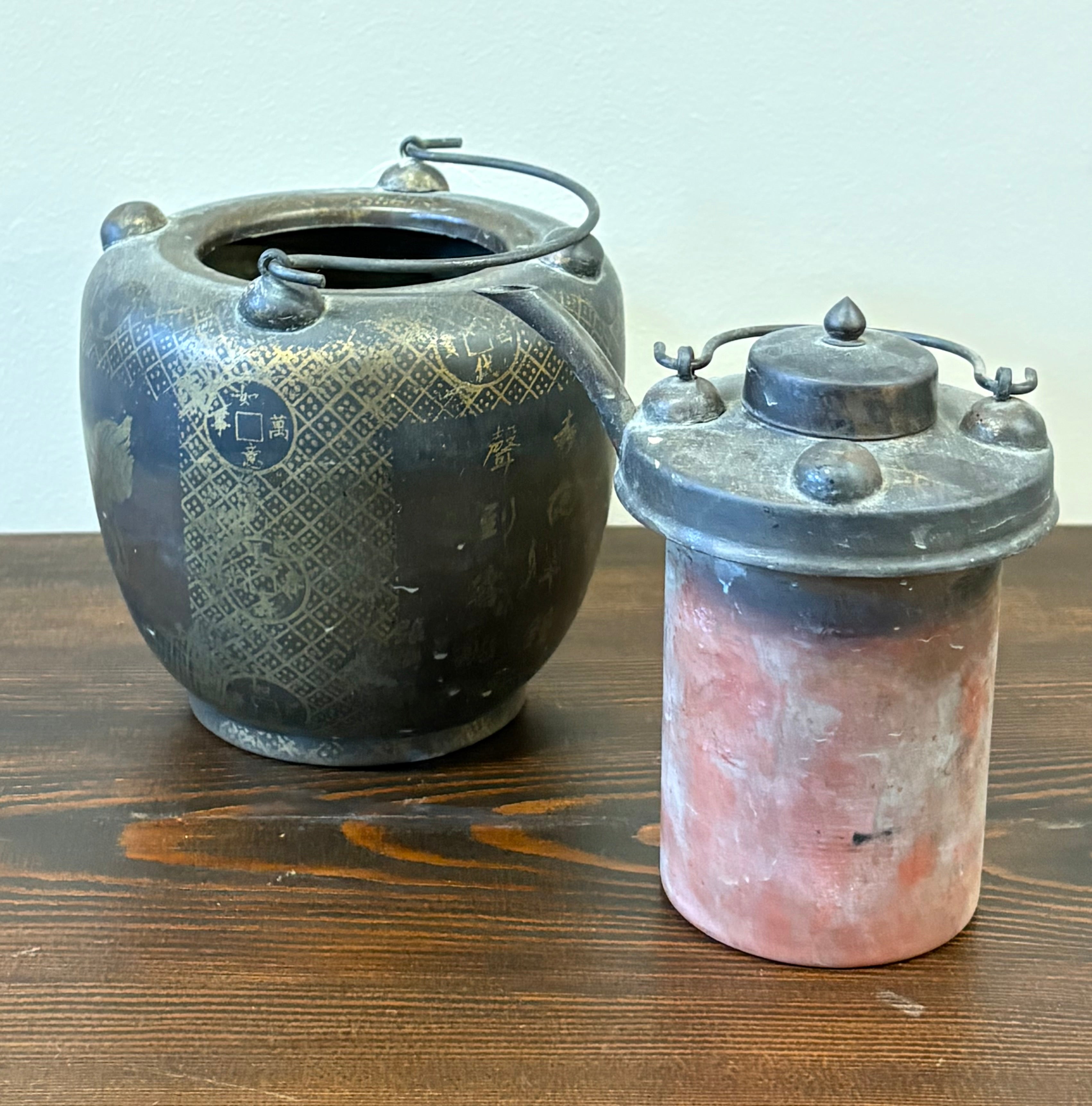 TEIERA IN METALLO CON IDEOGRAMMI