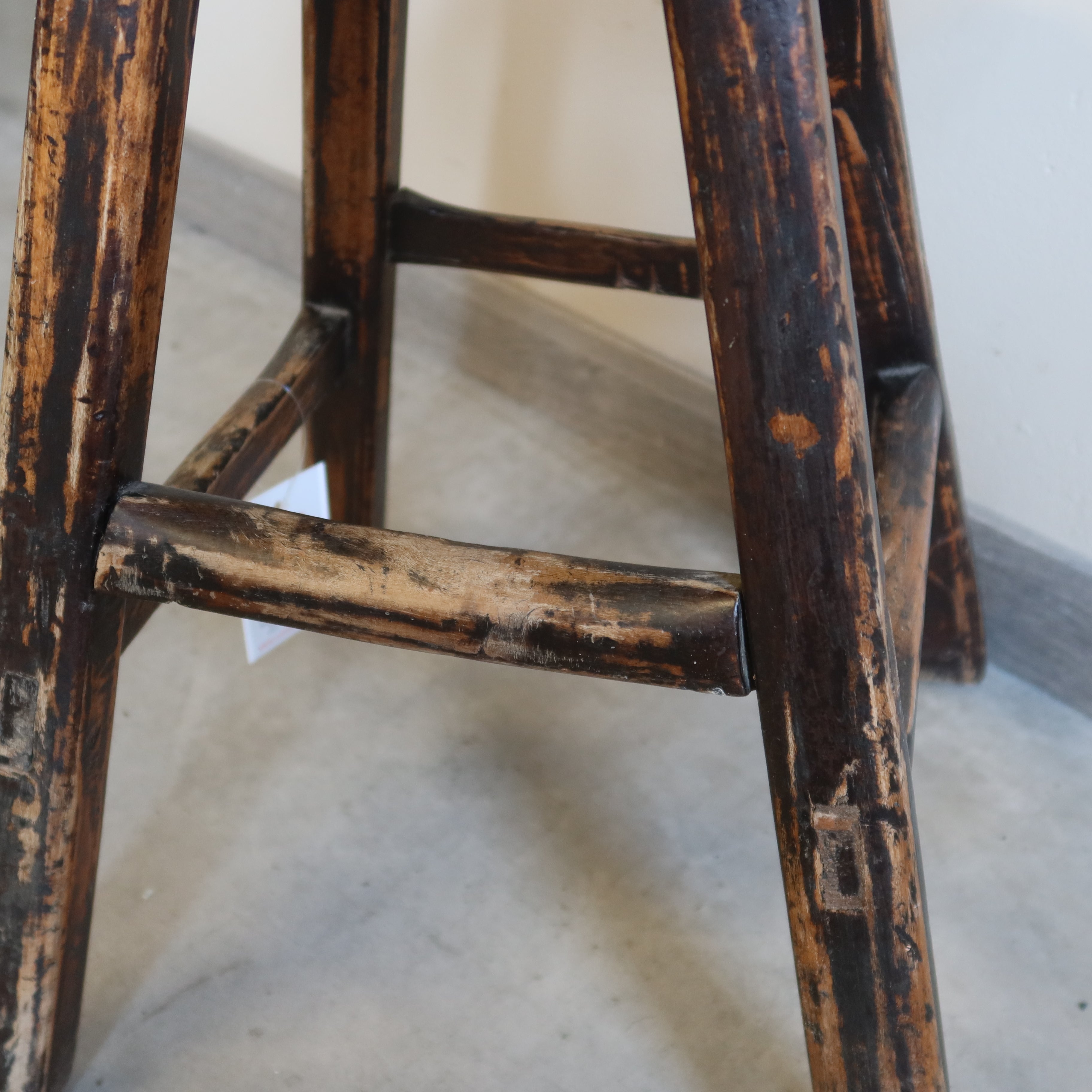 SGABELLINO CINESE TONDO GAMBE A TRAPEZIO