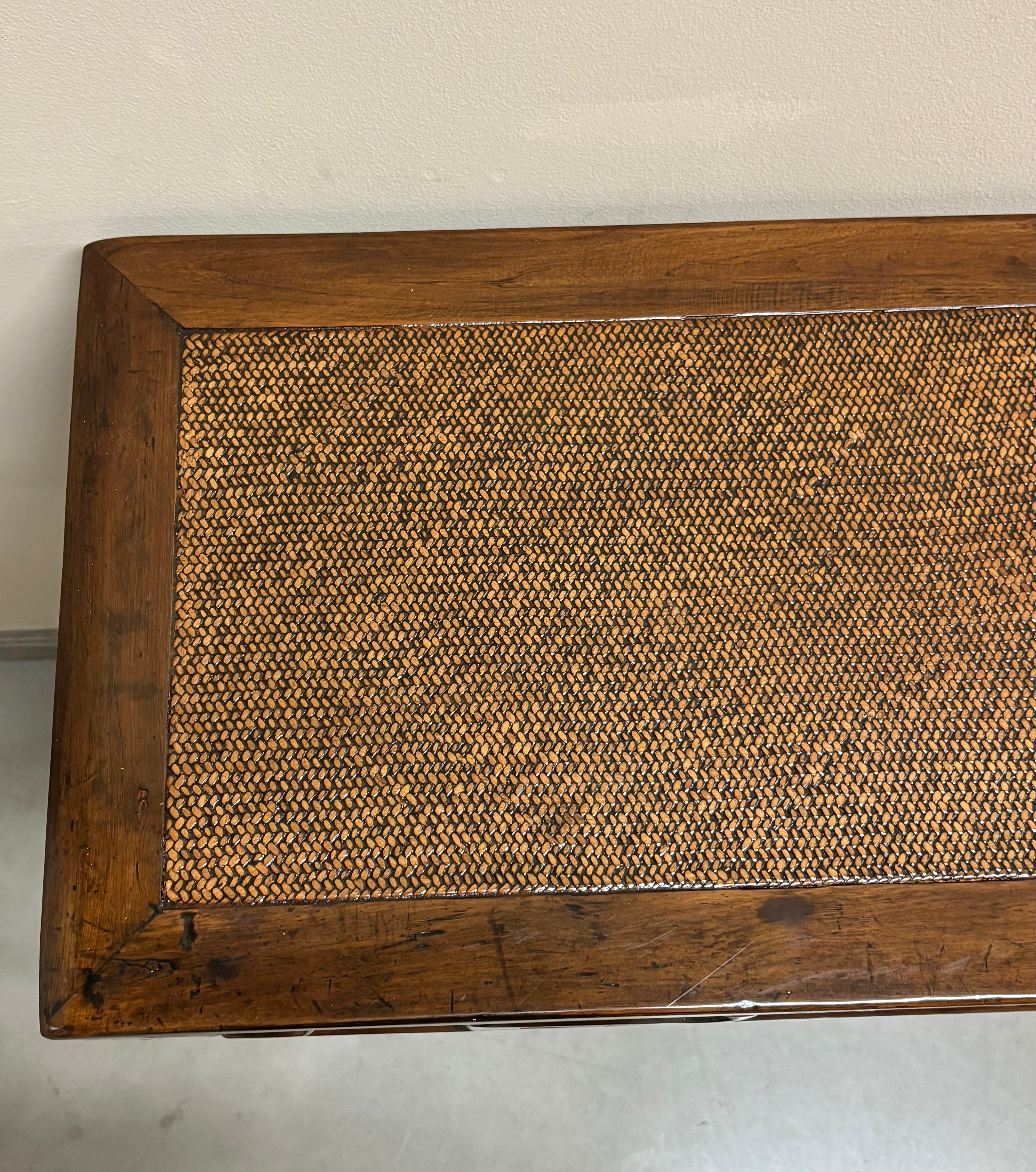 CONSOLLE CINESE CON TRAVERSA INTAGLIATA PIANO IN RATTAN