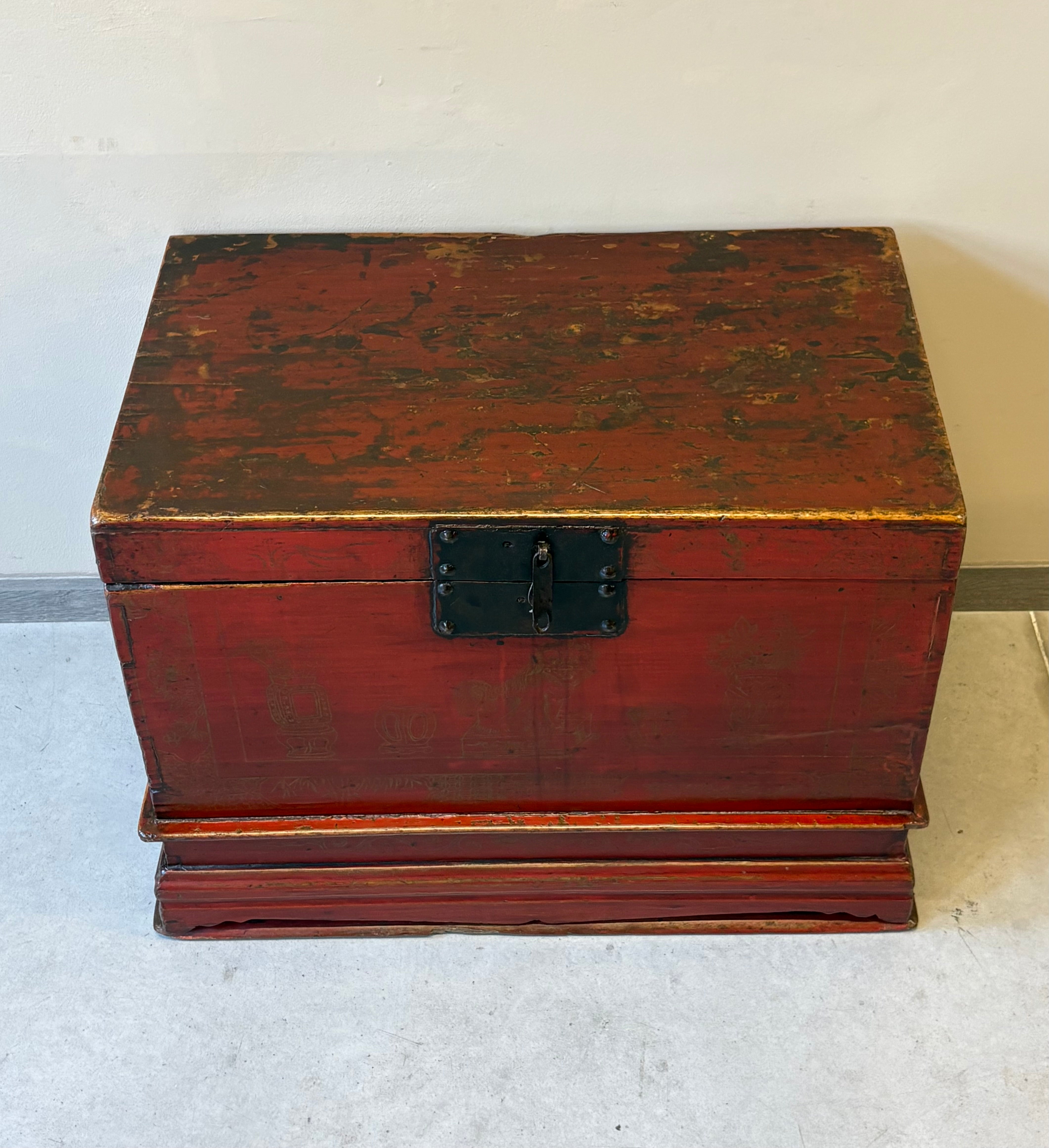 BAULE CINESE IN LACCA ROSSA CON DECORO A CHINA