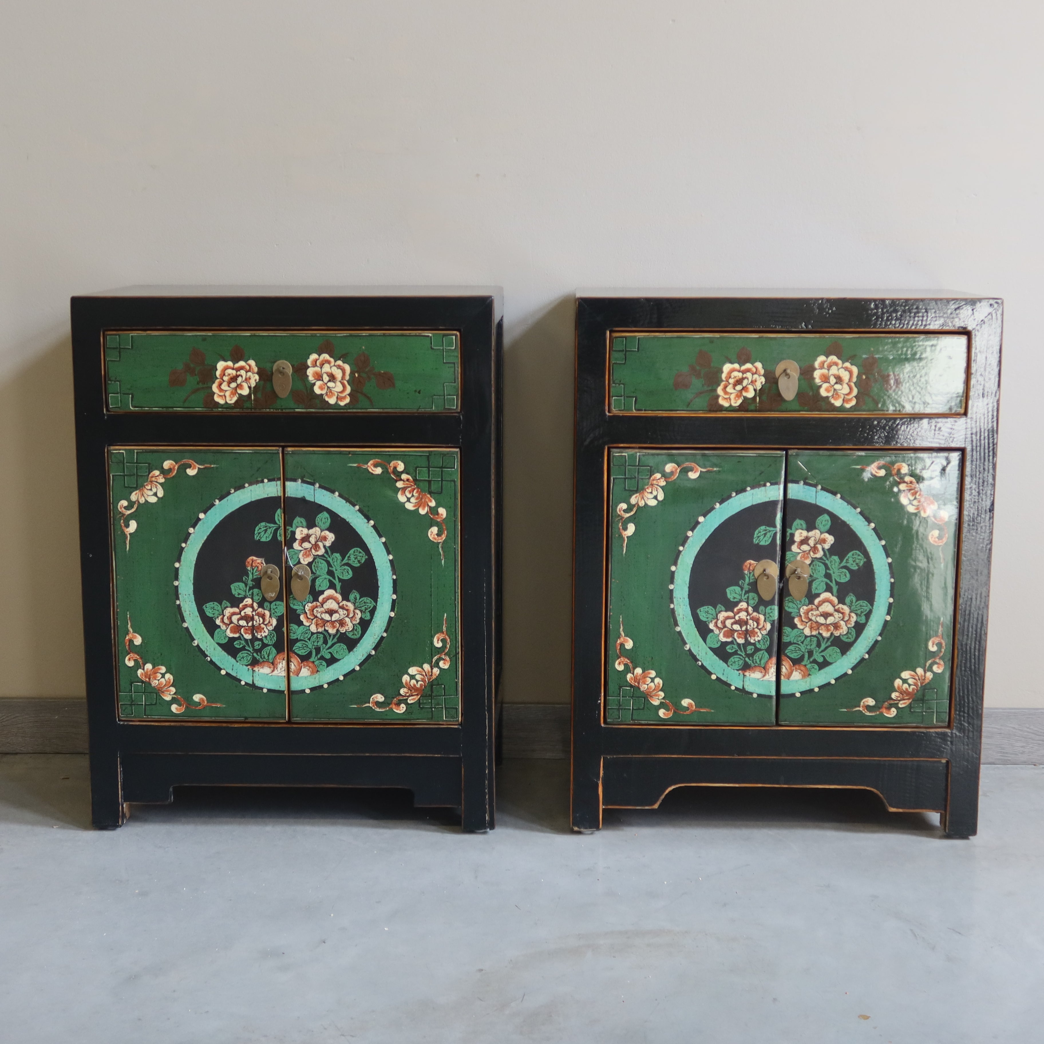 COMODINO MONGOLIA DECORATO