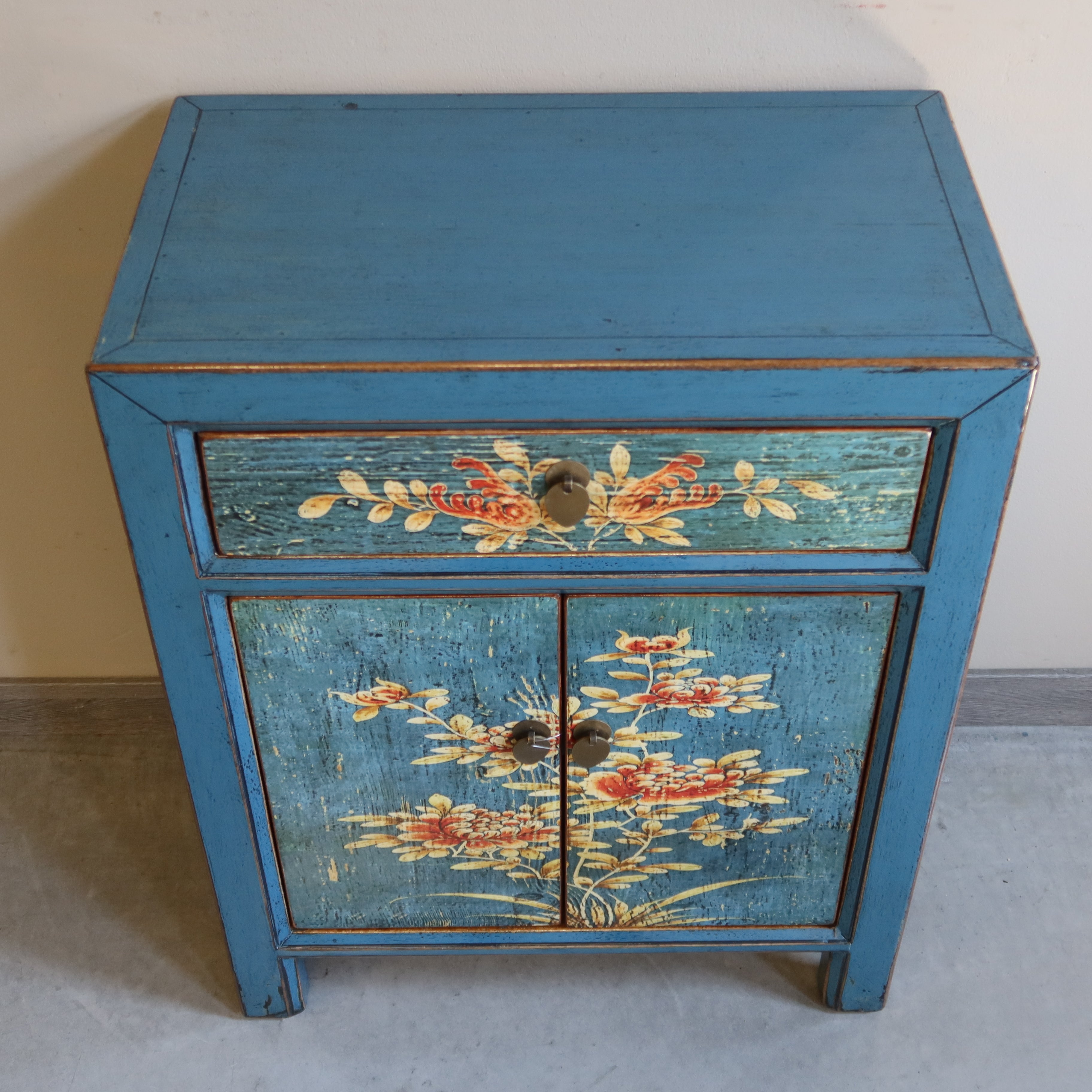 CREDENZINO DECORATO DELLA MONGOLIA