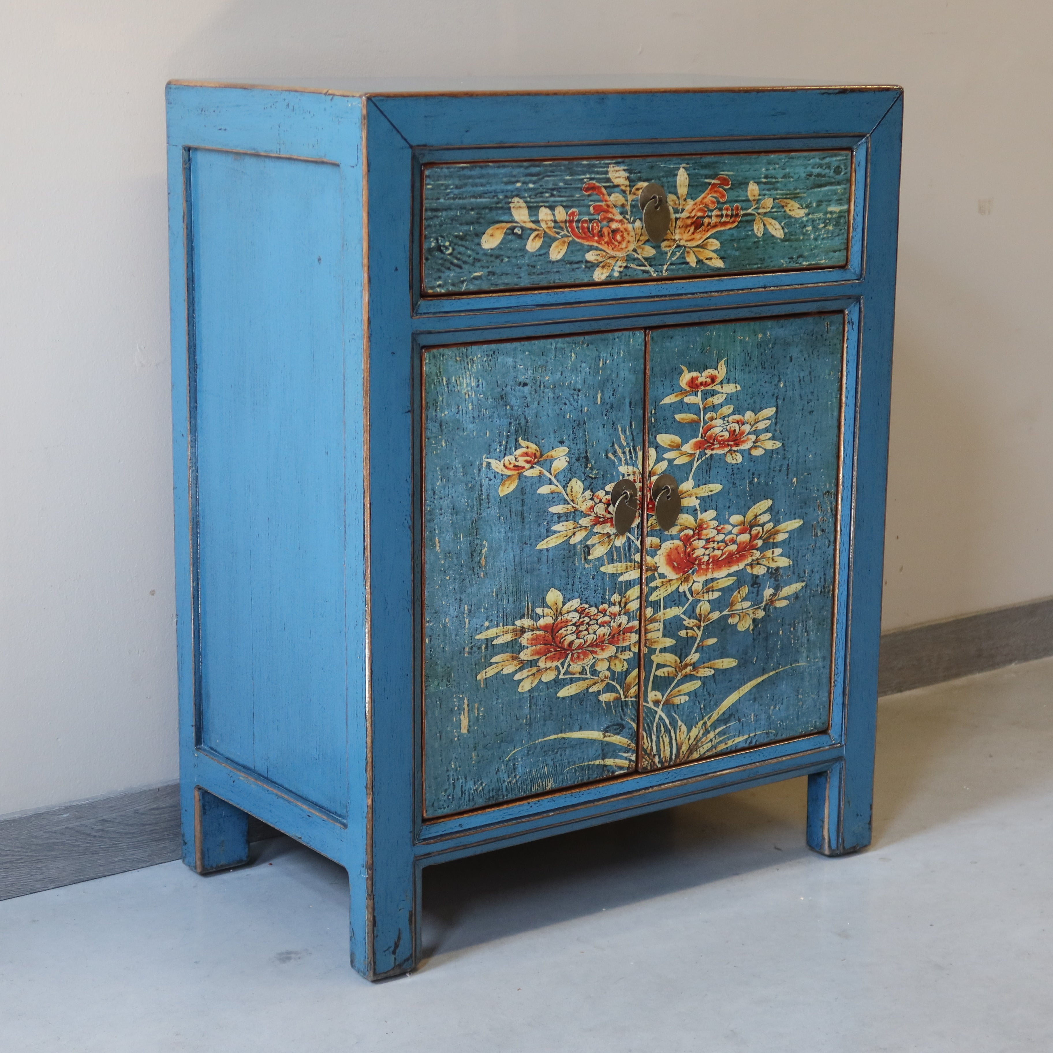 CREDENZINO DECORATO DELLA MONGOLIA