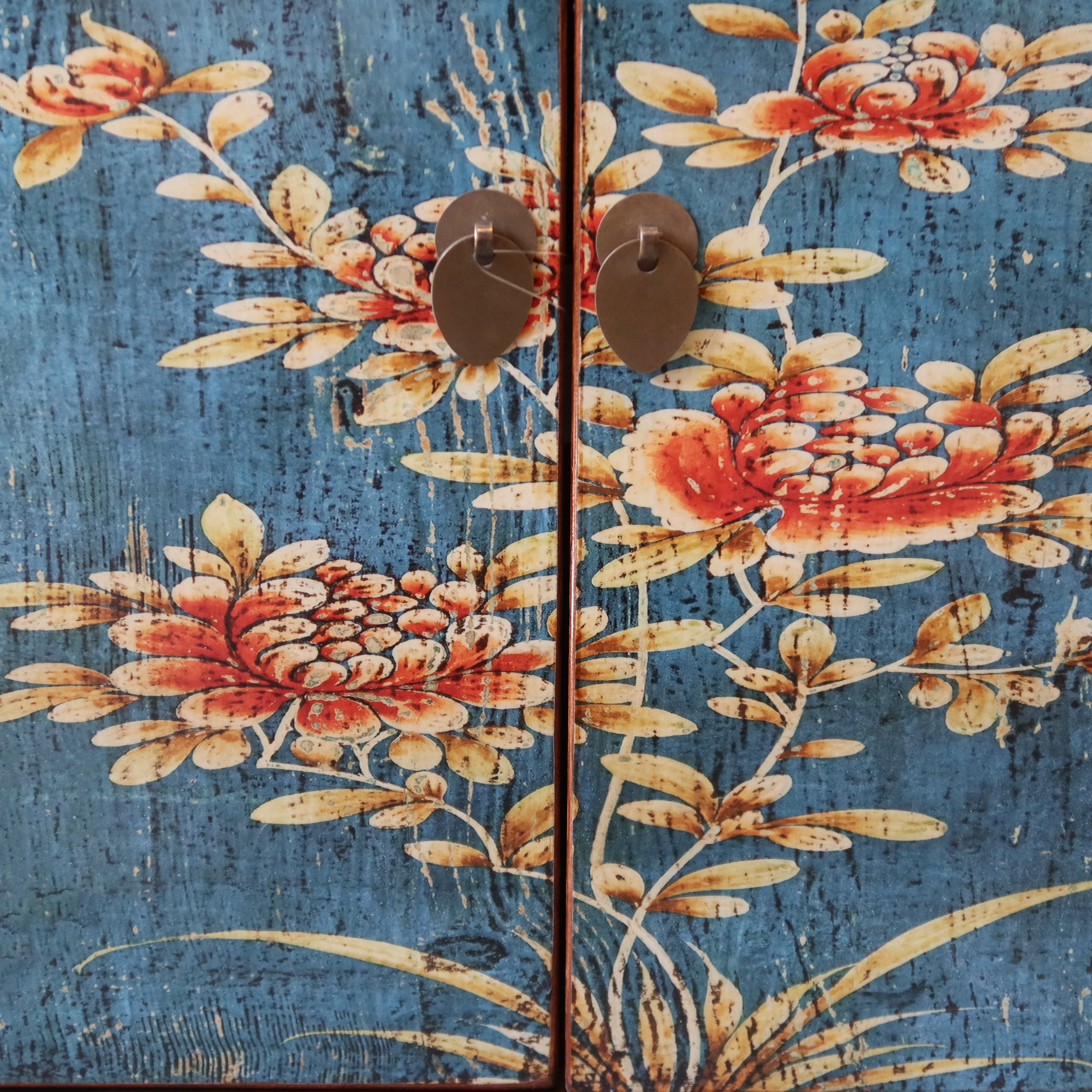 CREDENZINO DECORATO DELLA MONGOLIA