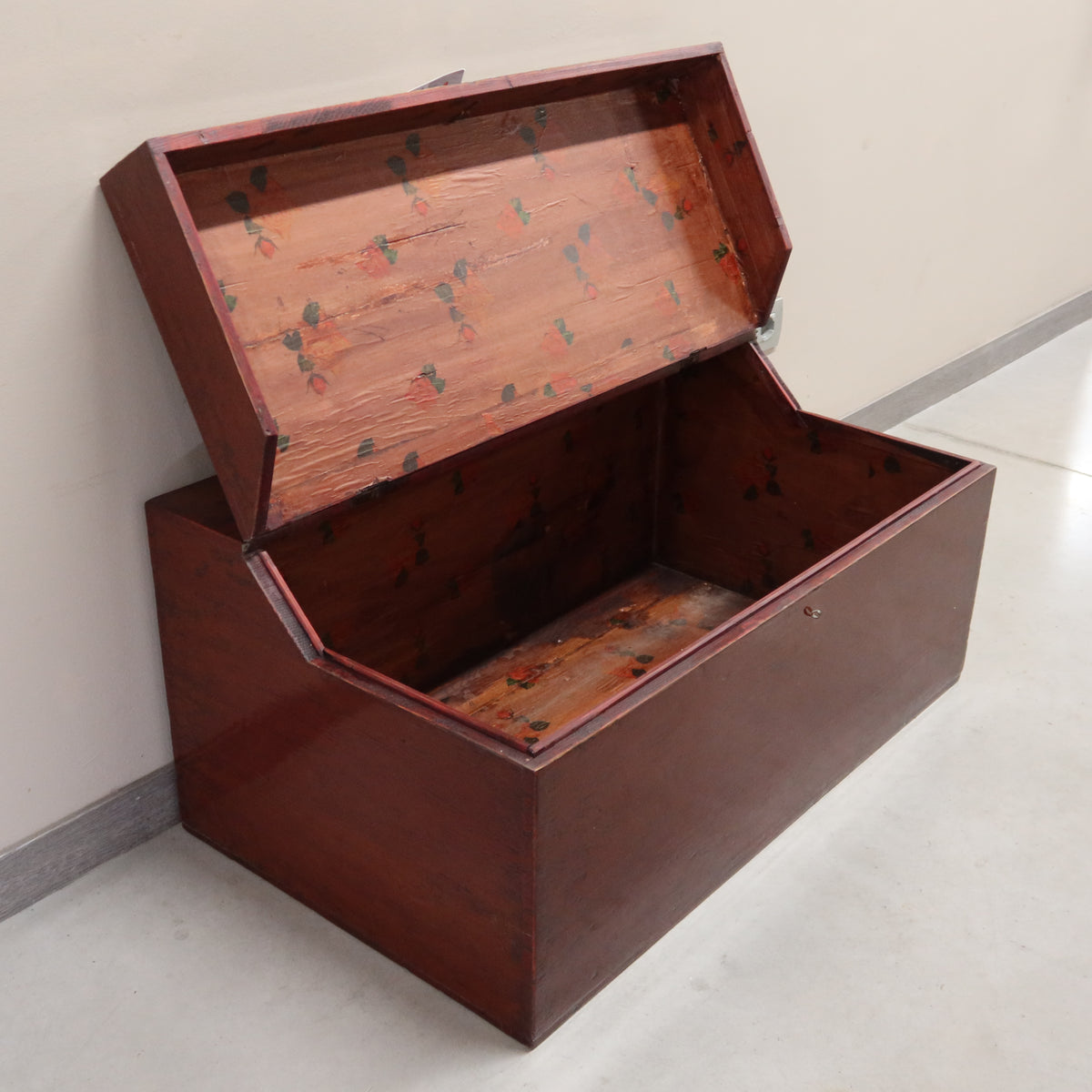 BAULE CINESE IN LACCA BORDEAUX