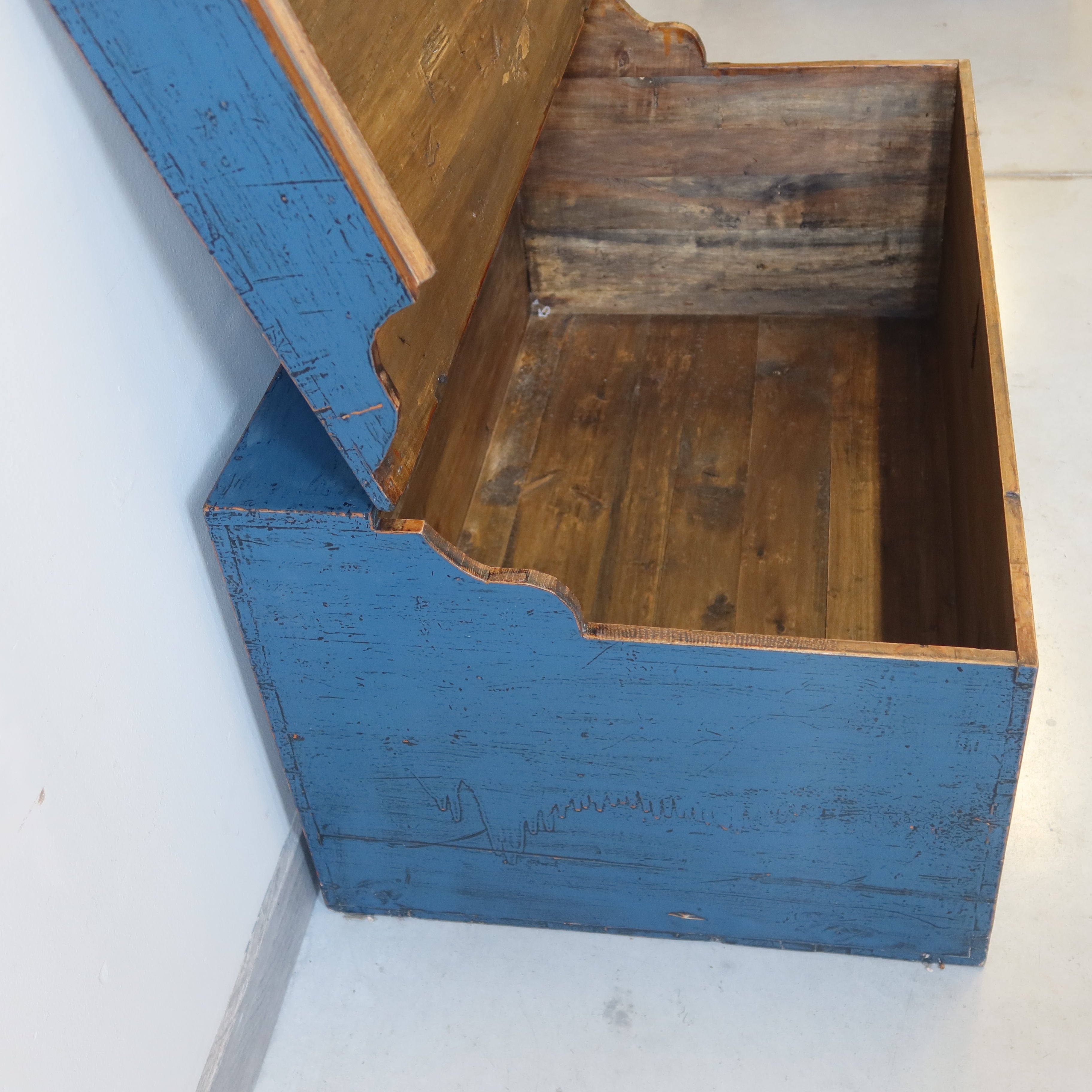 GRANDE BAULE CINESE IN LACCA BLU