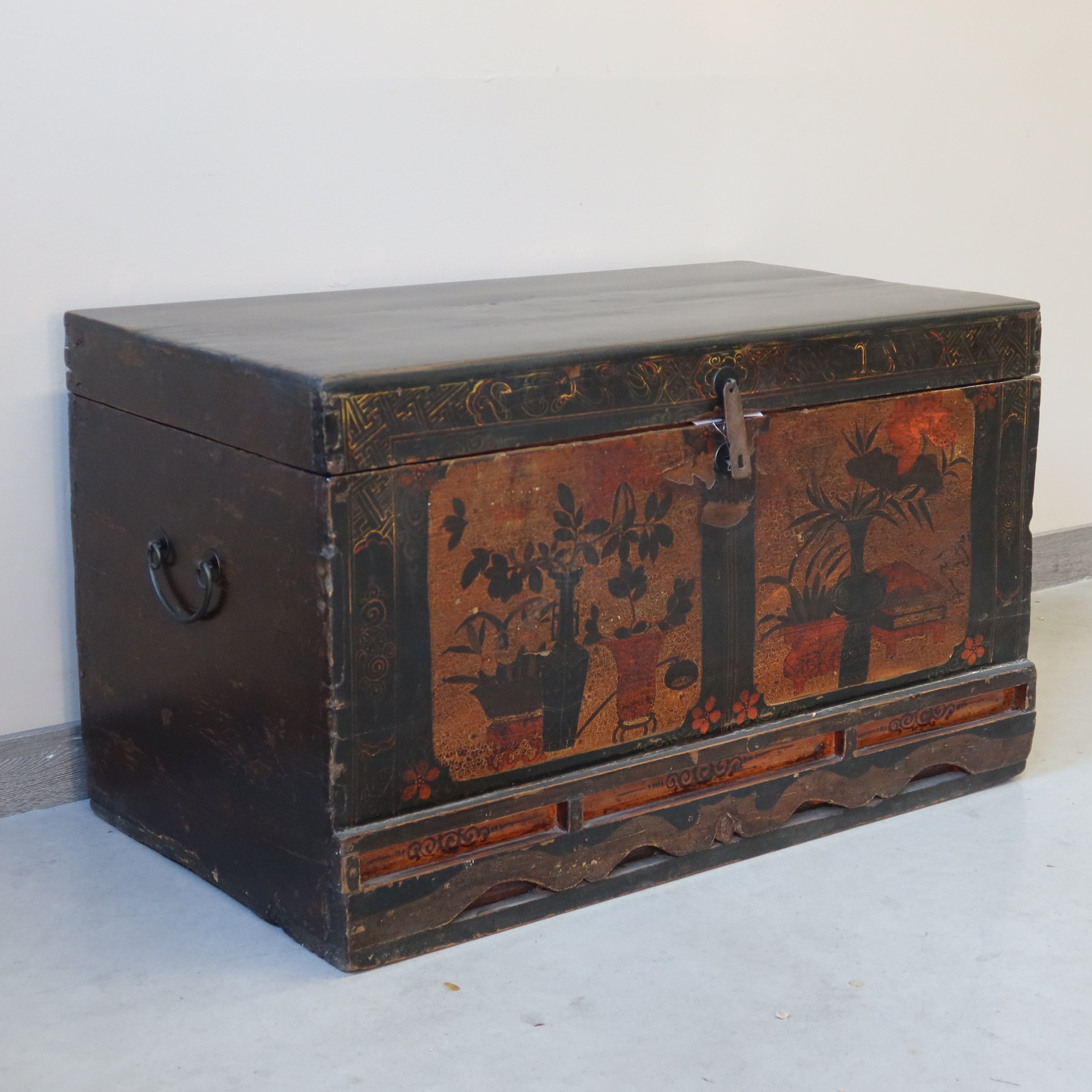 BAULE CINESE CON BASE E DECORO FRONTALE