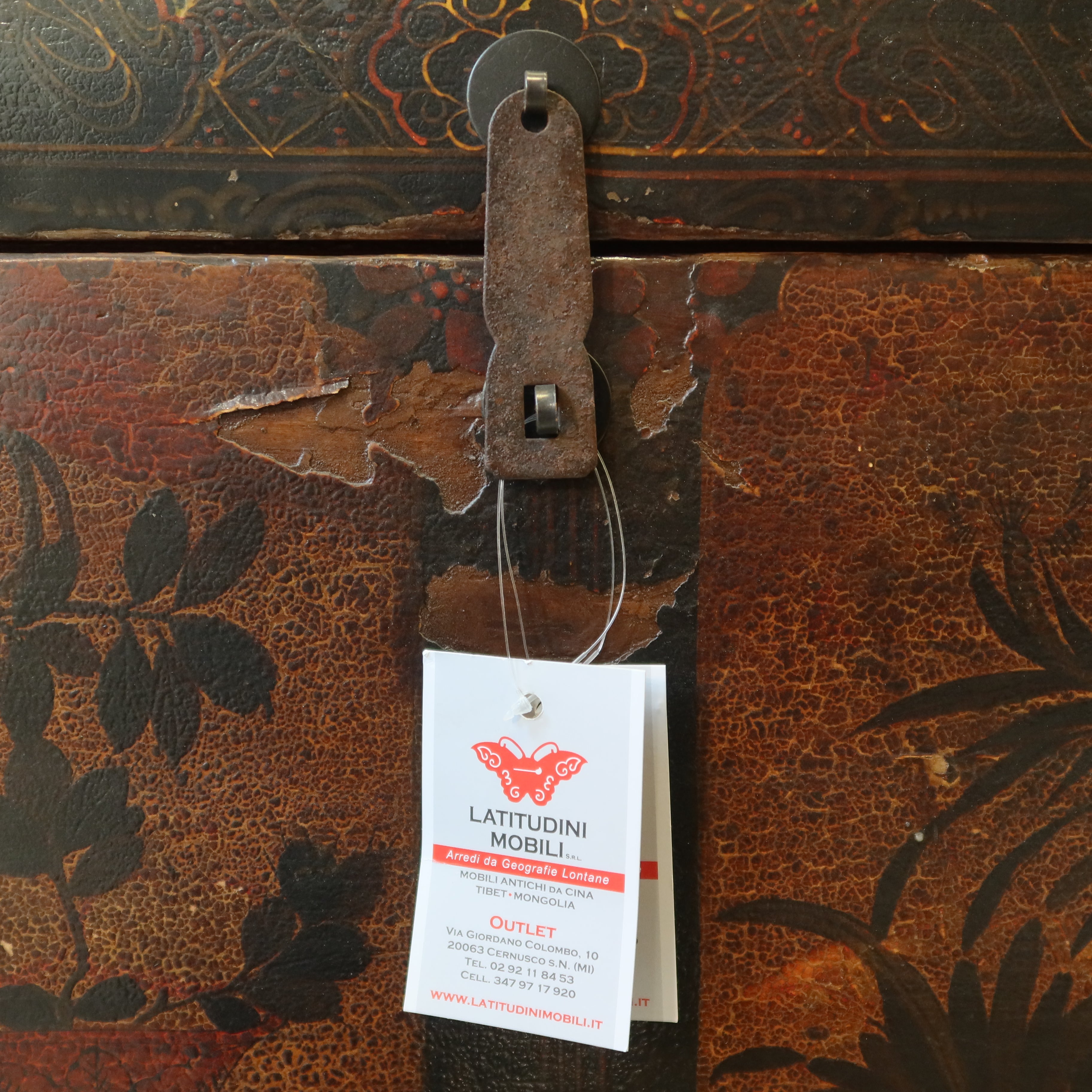 BAULE CINESE CON BASE E DECORO FRONTALE