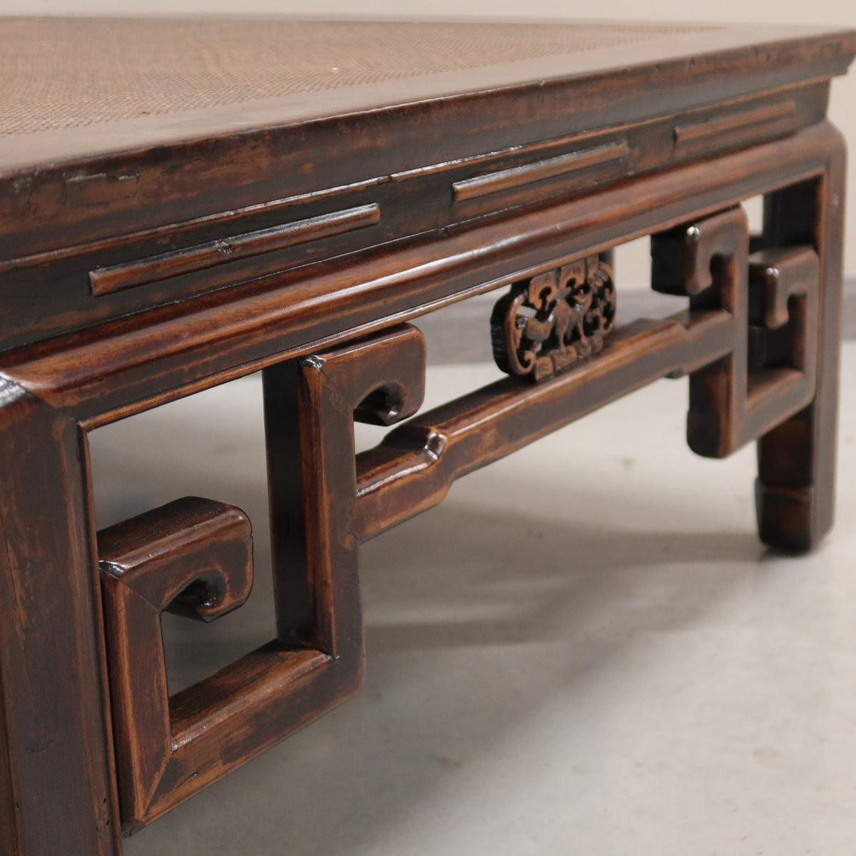 TAVOLO OLMO CINESE CON PIANO IN RATTAN