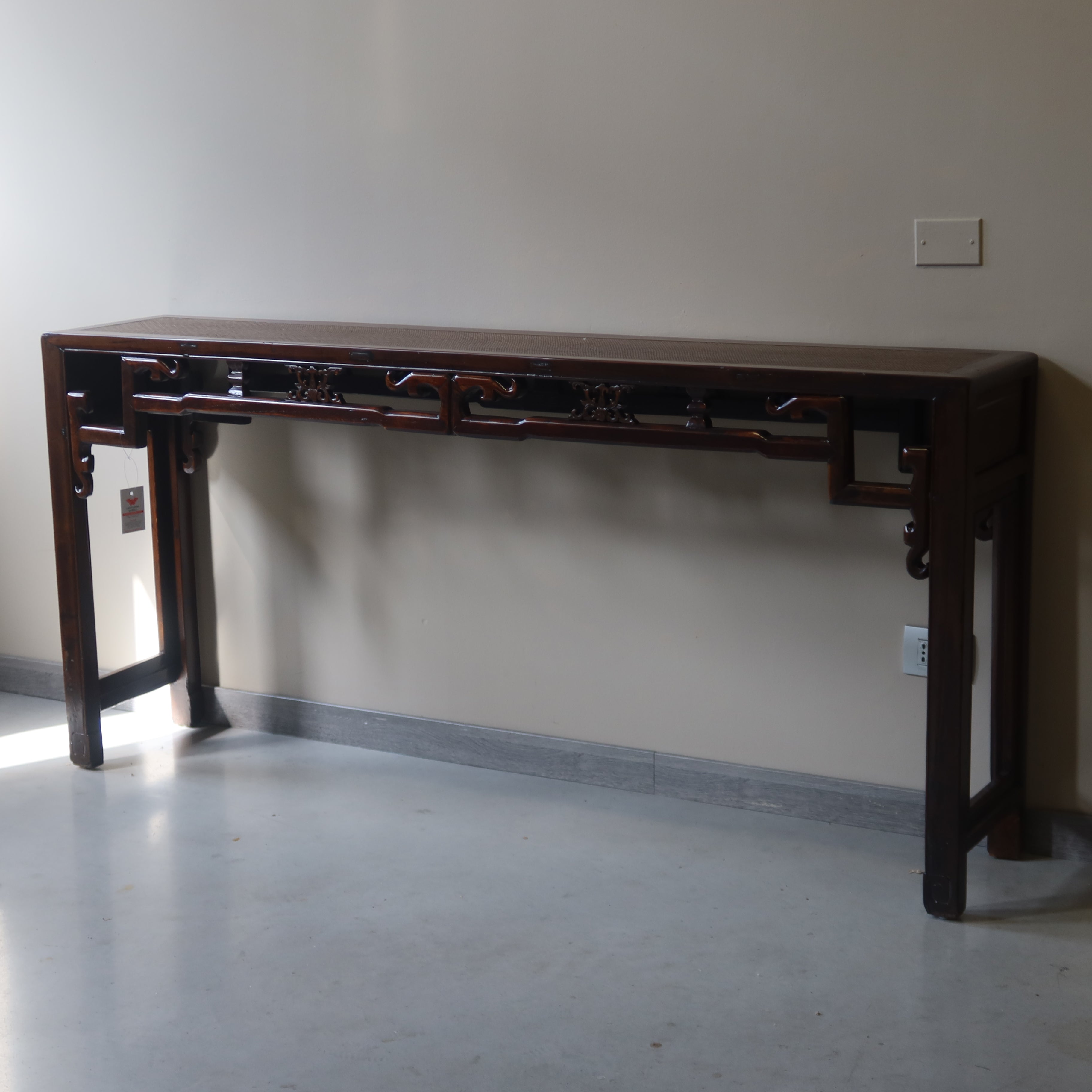 CONSOLLE CINESE CON TRAVERSA INTAGLIATA PIANO IN RATTAN