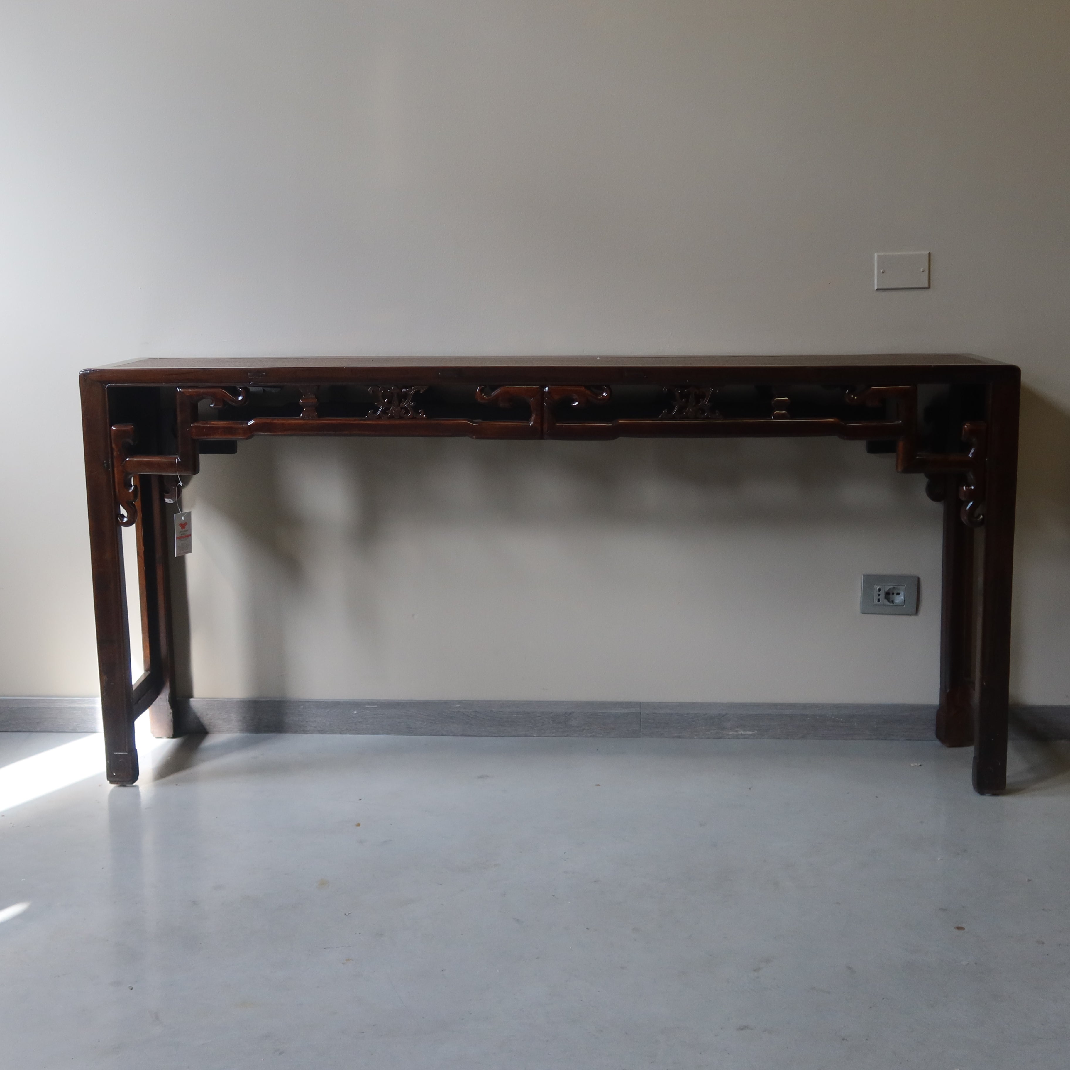 CONSOLLE CINESE CON TRAVERSA INTAGLIATA PIANO IN RATTAN