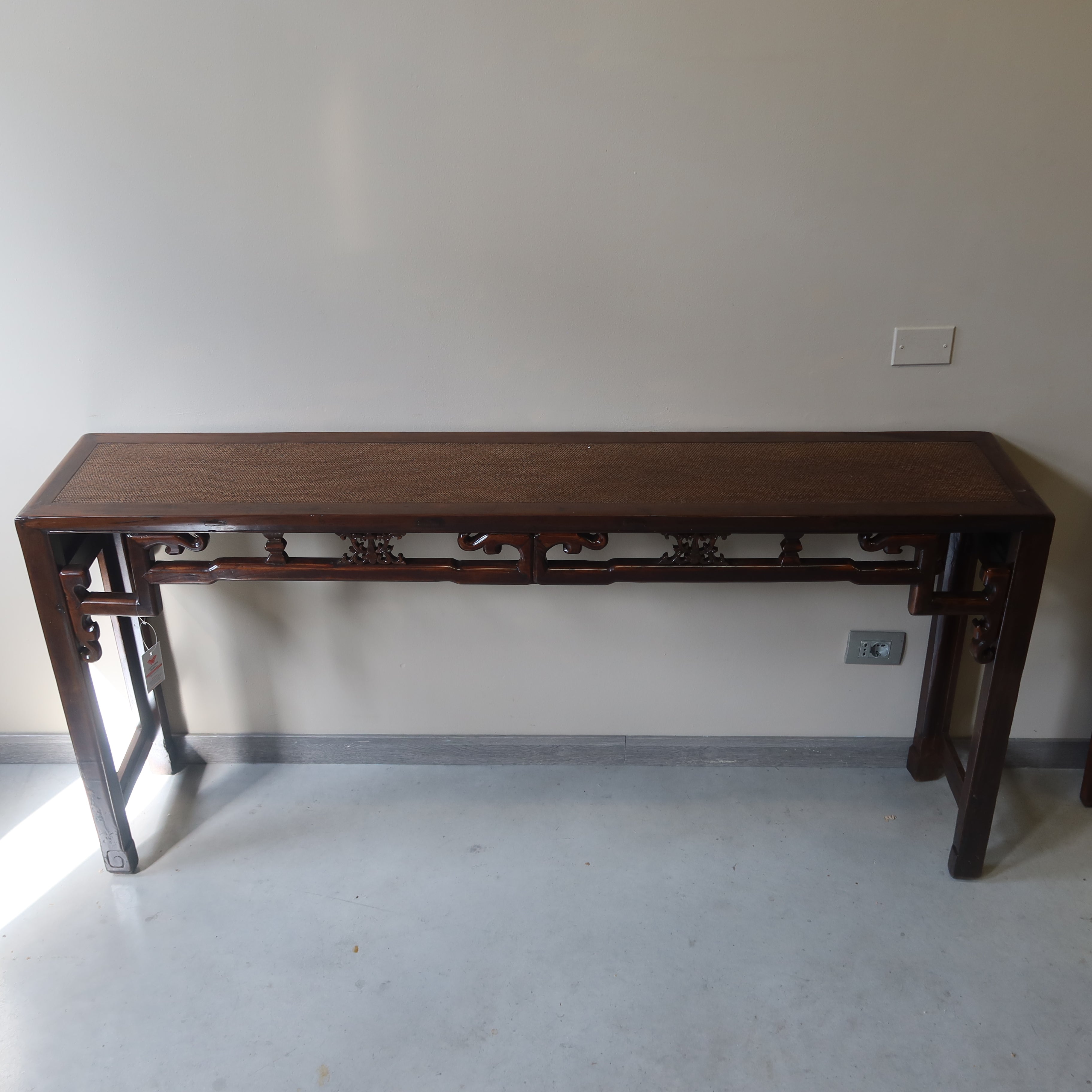 CONSOLLE CINESE CON TRAVERSA INTAGLIATA PIANO IN RATTAN