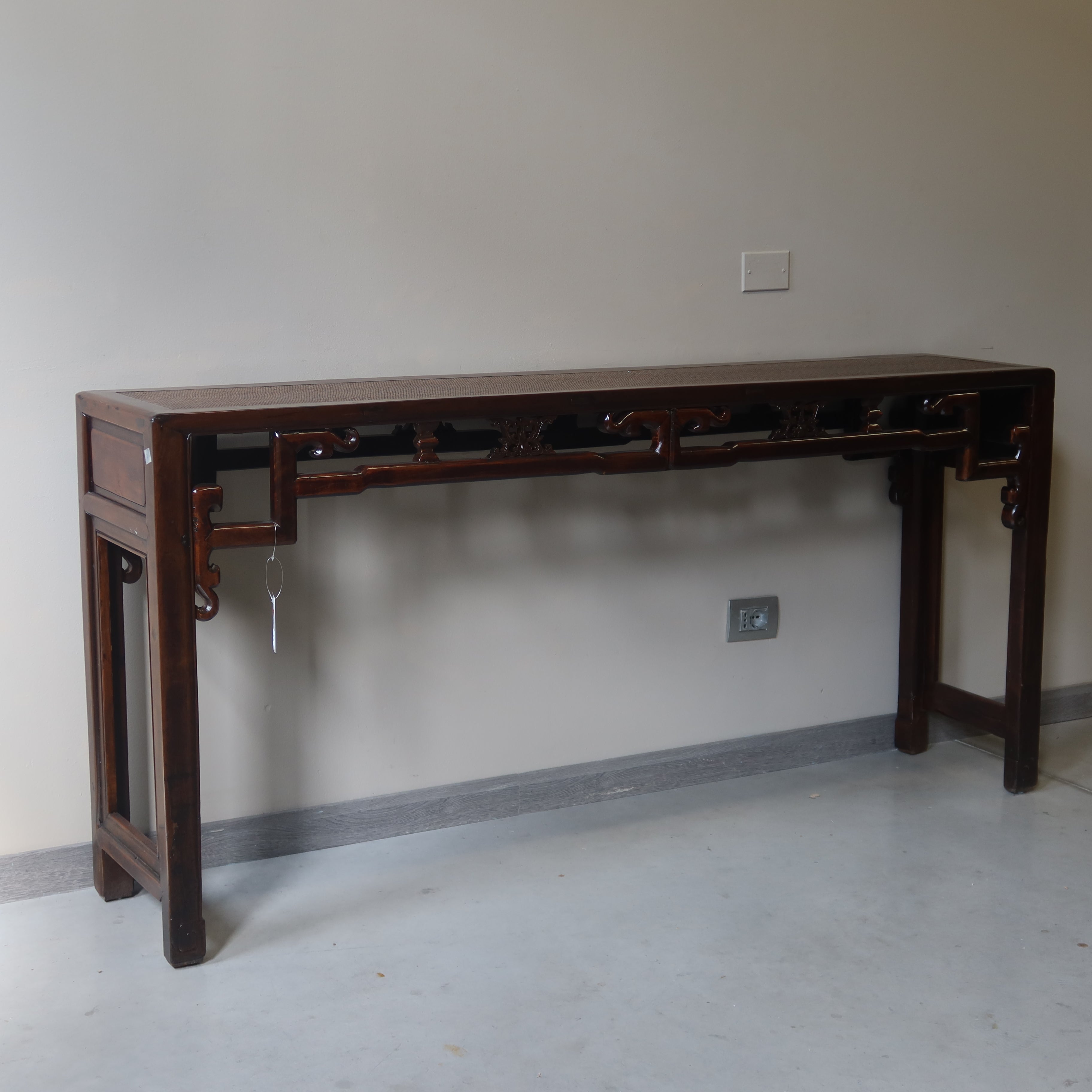 CONSOLLE CINESE CON TRAVERSA INTAGLIATA PIANO IN RATTAN