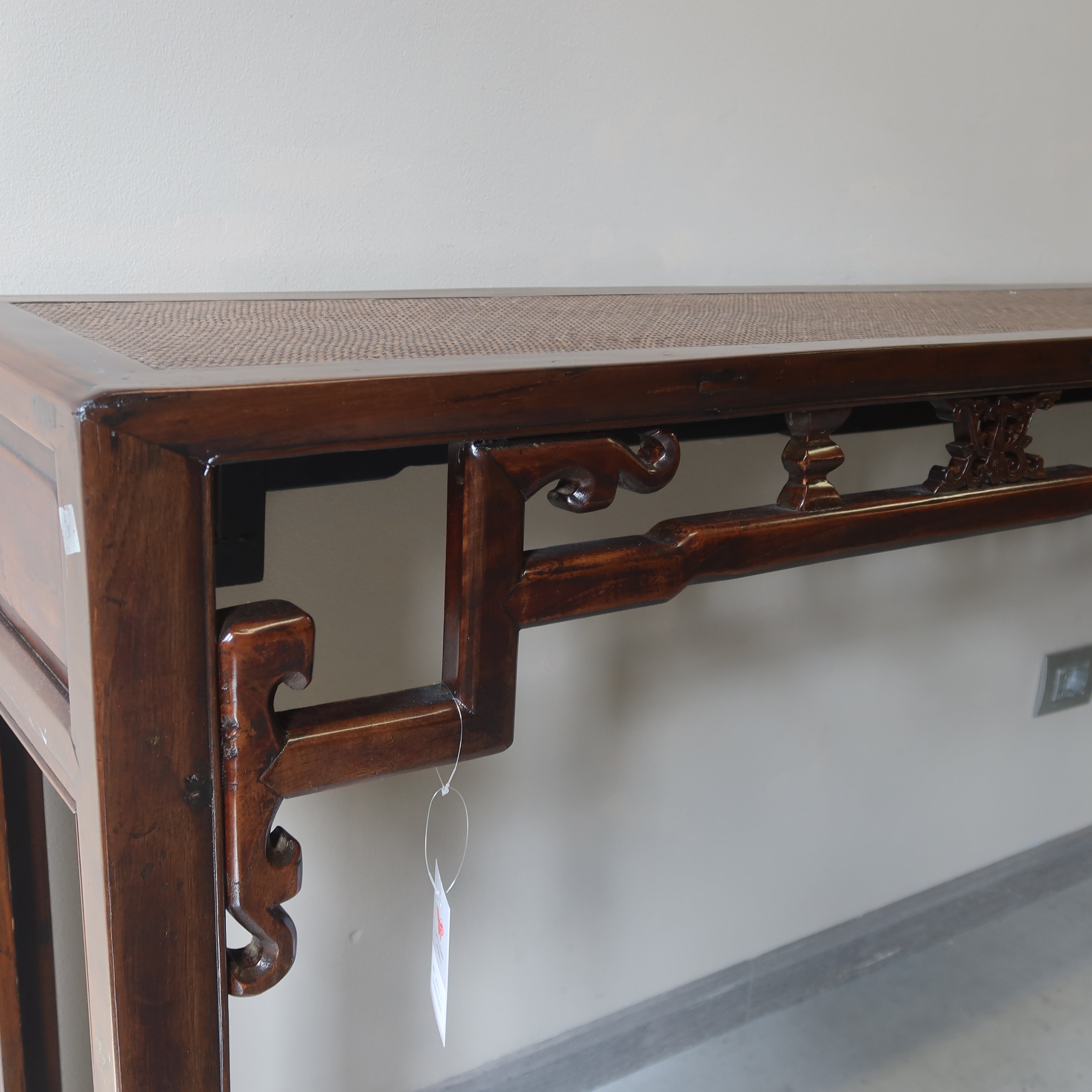 CONSOLLE CINESE CON TRAVERSA INTAGLIATA PIANO IN RATTAN