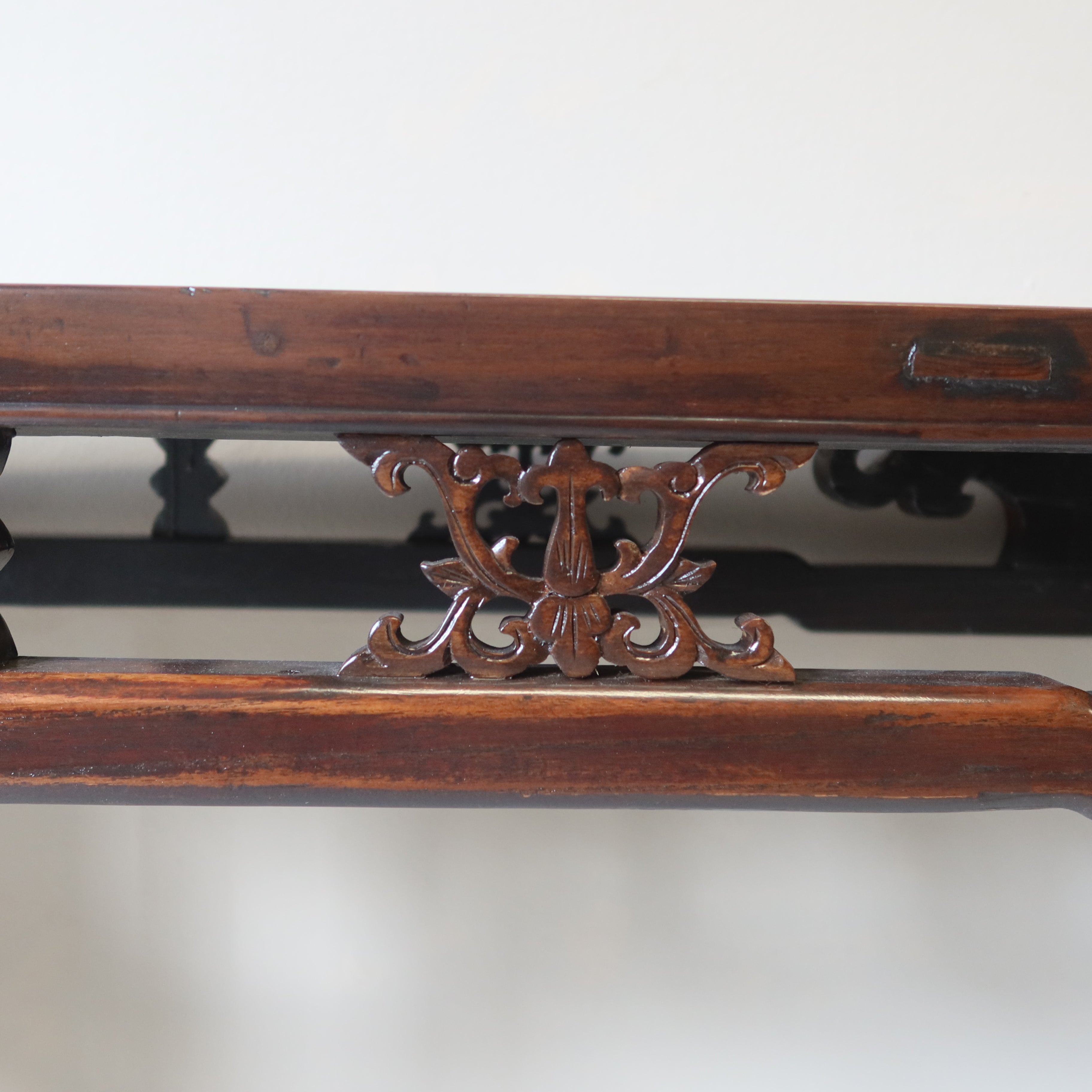 CONSOLLE CINESE CON TRAVERSA INTAGLIATA PIANO IN RATTAN