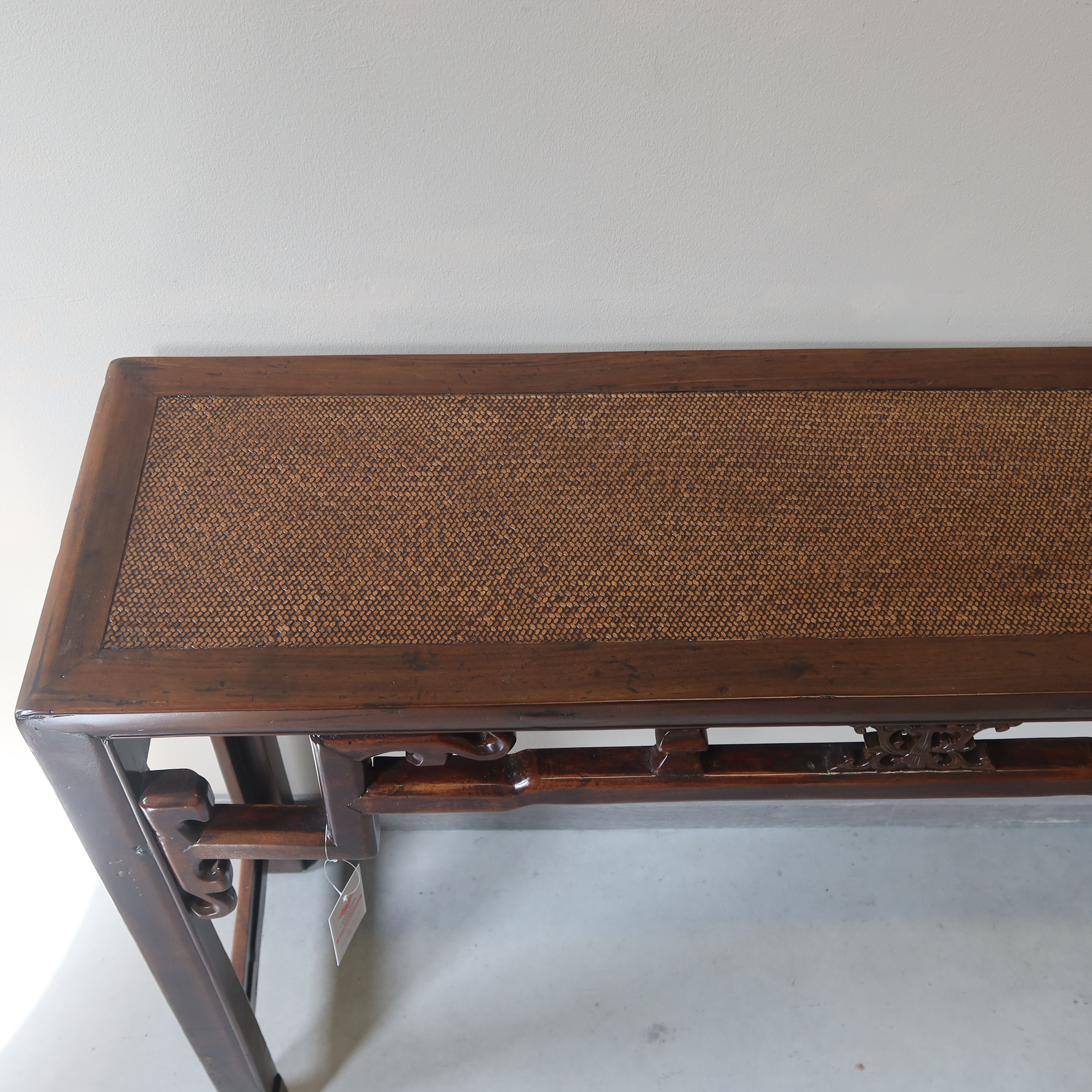 CONSOLLE CINESE CON TRAVERSA INTAGLIATA PIANO IN RATTAN