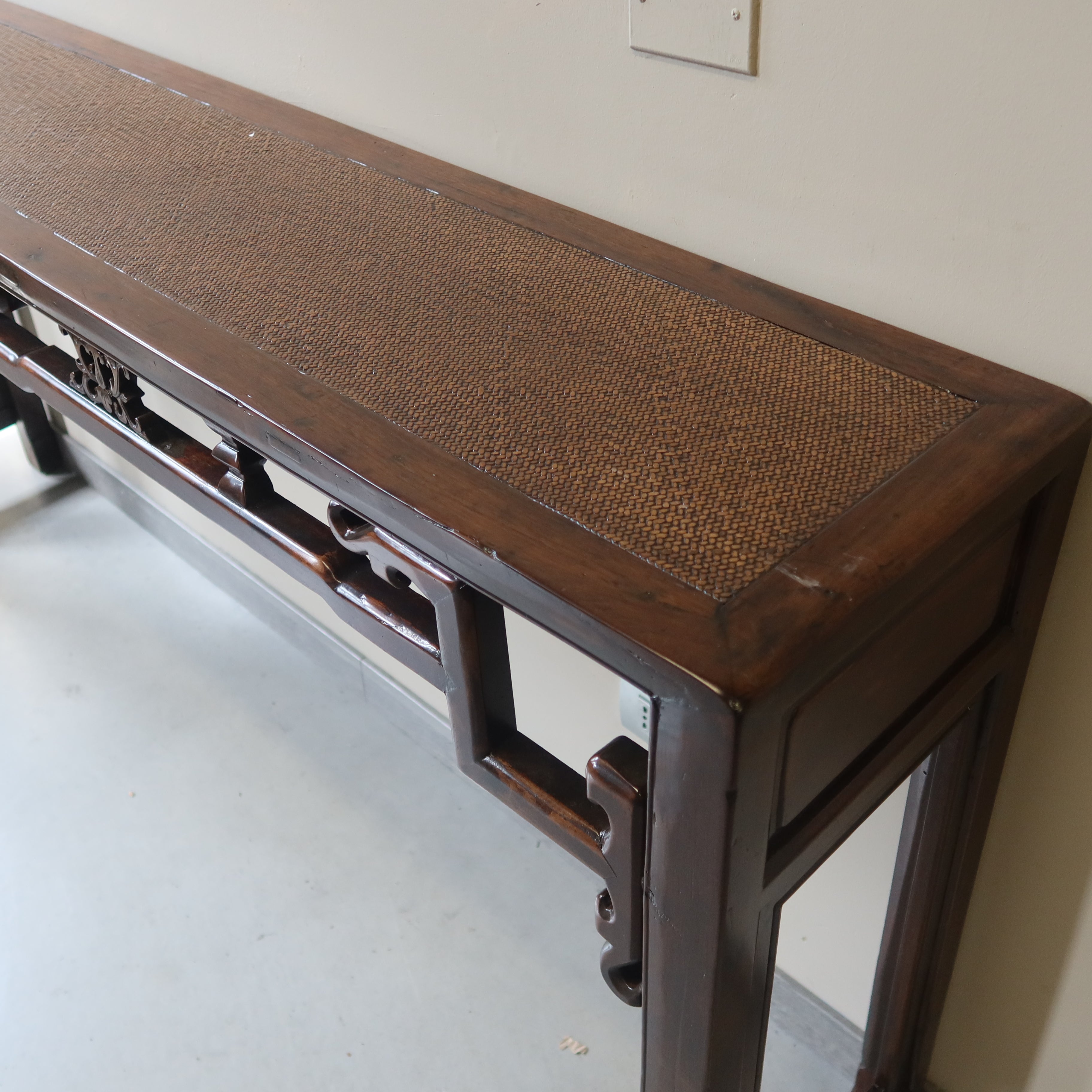 CONSOLLE CINESE CON TRAVERSA INTAGLIATA PIANO IN RATTAN
