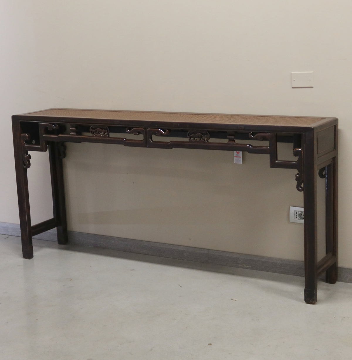CONSOLLE CINESE CON TRAVERSA INTAGLIATA PIANO IN RATTAN